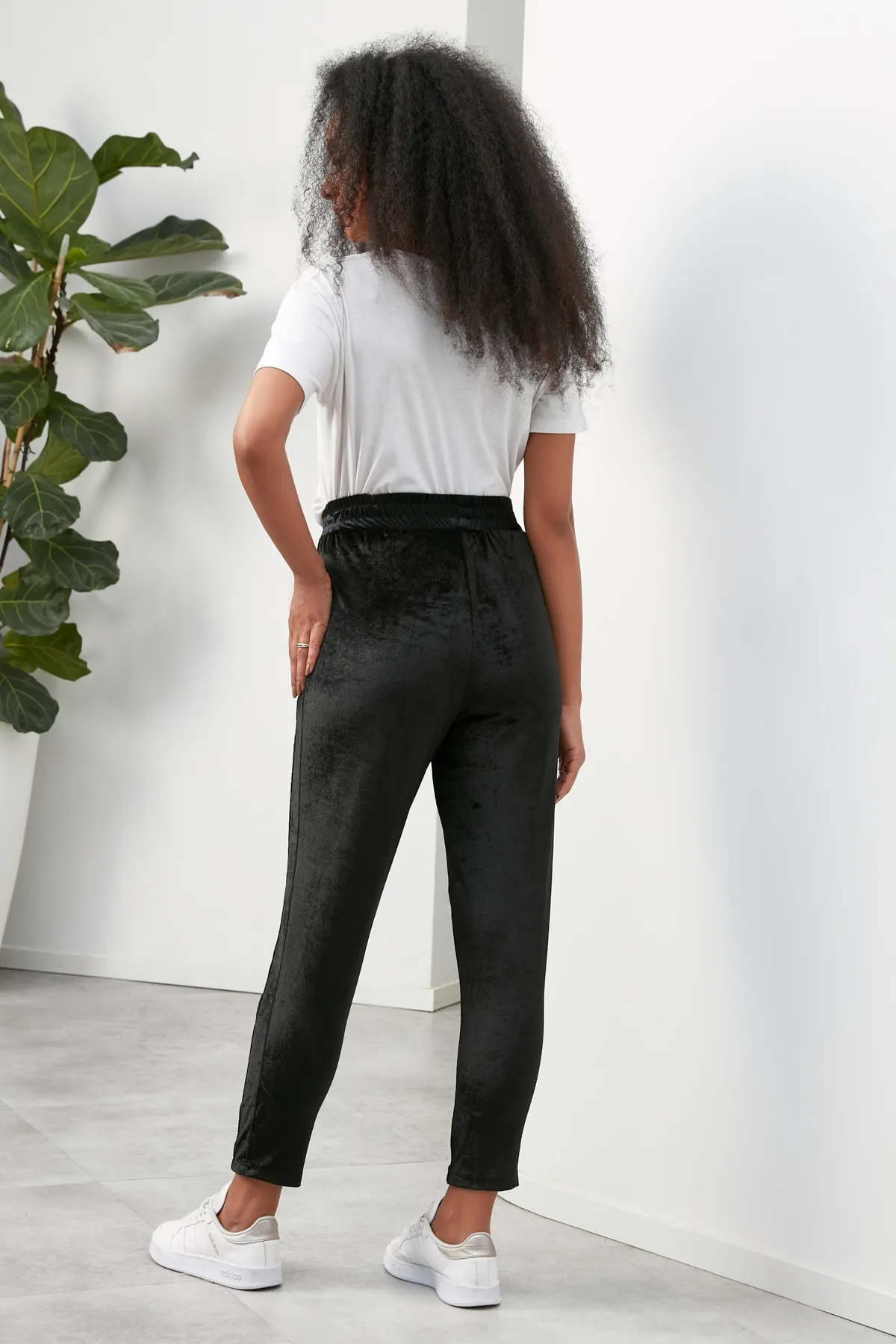 Nottis by Trendyol  Schwarze Jogger-Strickhose aus Samt TWOAW22EA0674