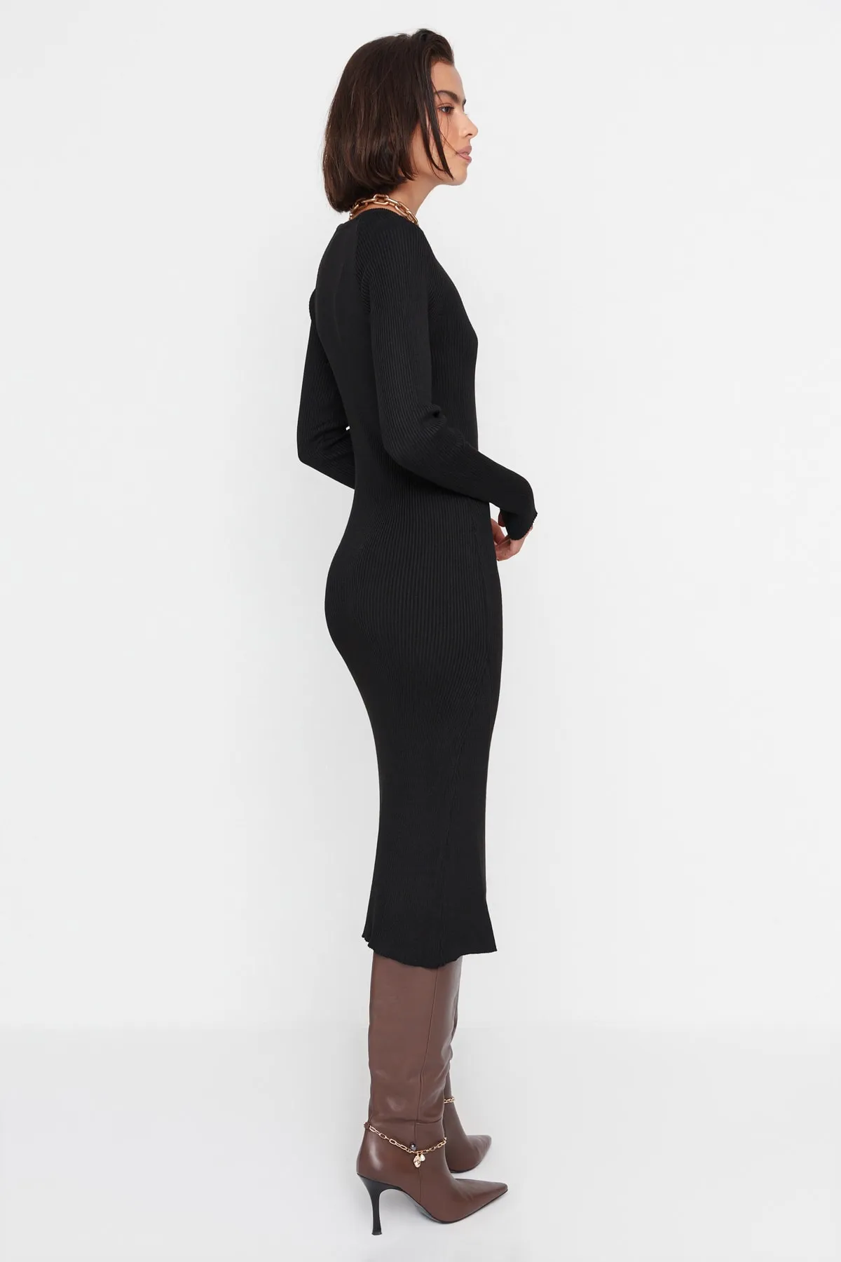 Trendyol Collection  Schwarzes Midi-Strickkleid mit Rundhalsausschnitt TWOAW23EL00023