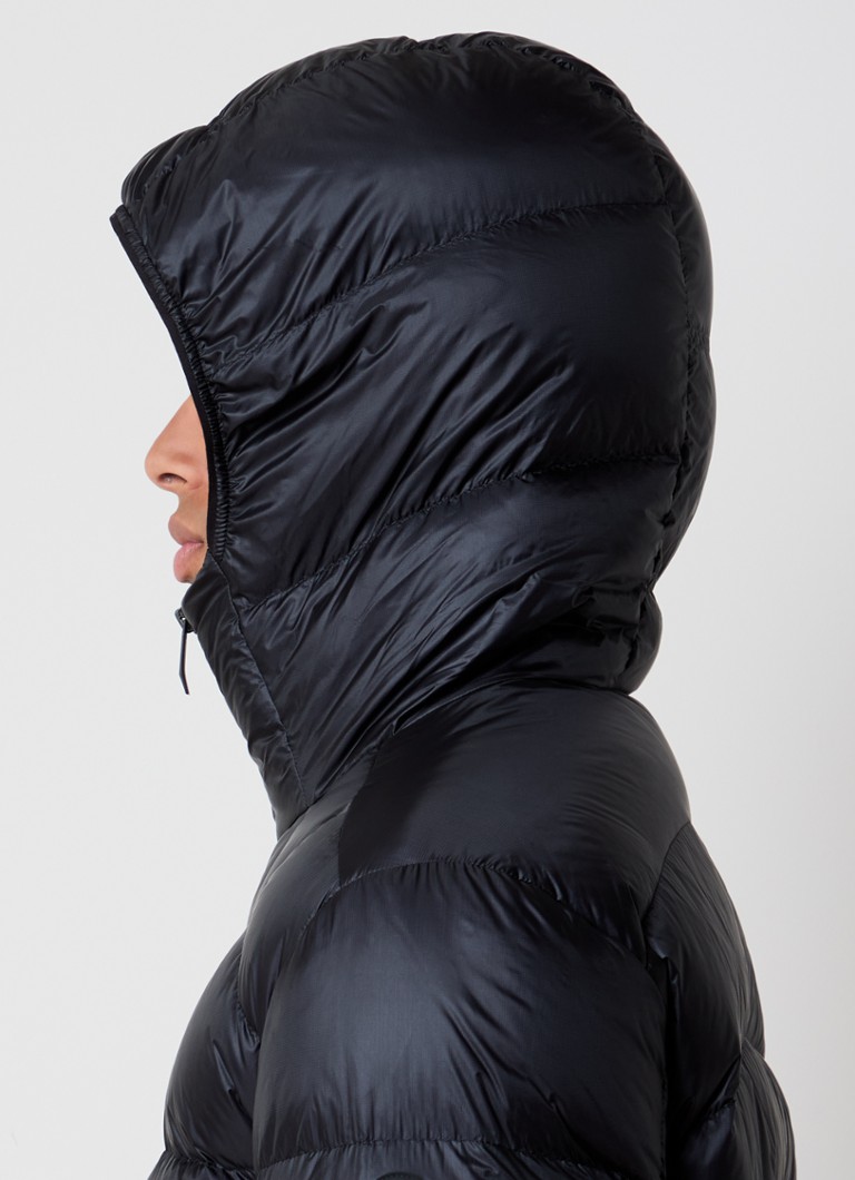 Jachetă matlasată Moncler cu glugă și puf de gâscă.