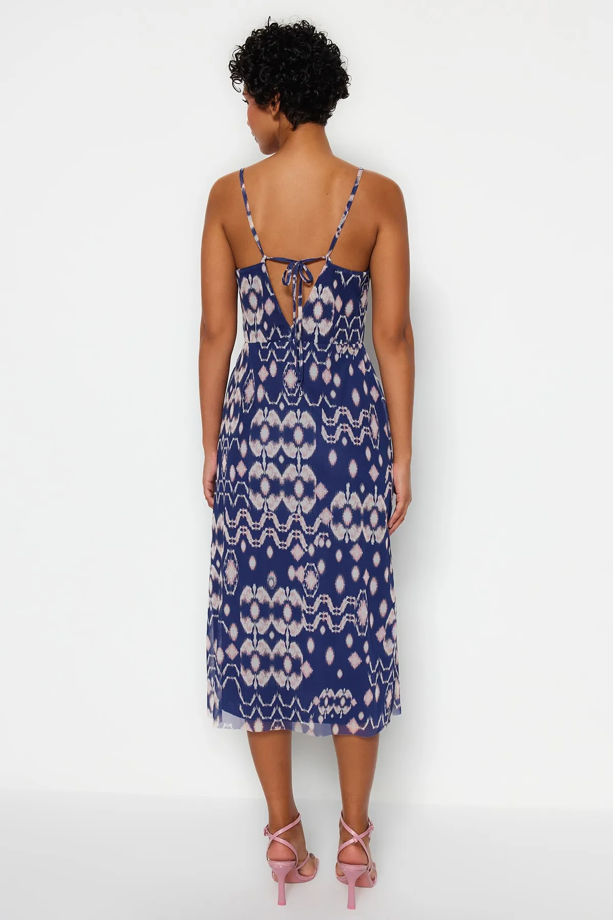 Trendyol Collection  Marineblau gemustertes Midi-Strickkleid mit überkreuztem Rücken und detaillierten Trägern und herzförmigem Ausschnitt TWOSS23EL02092