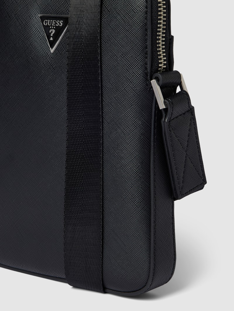 Umhängetasche mit Label-Patch in schwarz