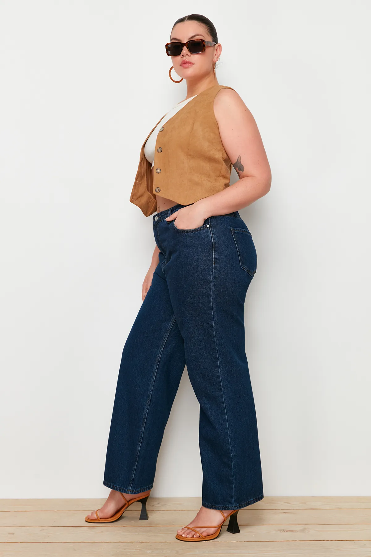 Trendyol Curve  Indigofarbene, weit geschnittene Jeans mit hoher Taille TBBAW23CJ00020