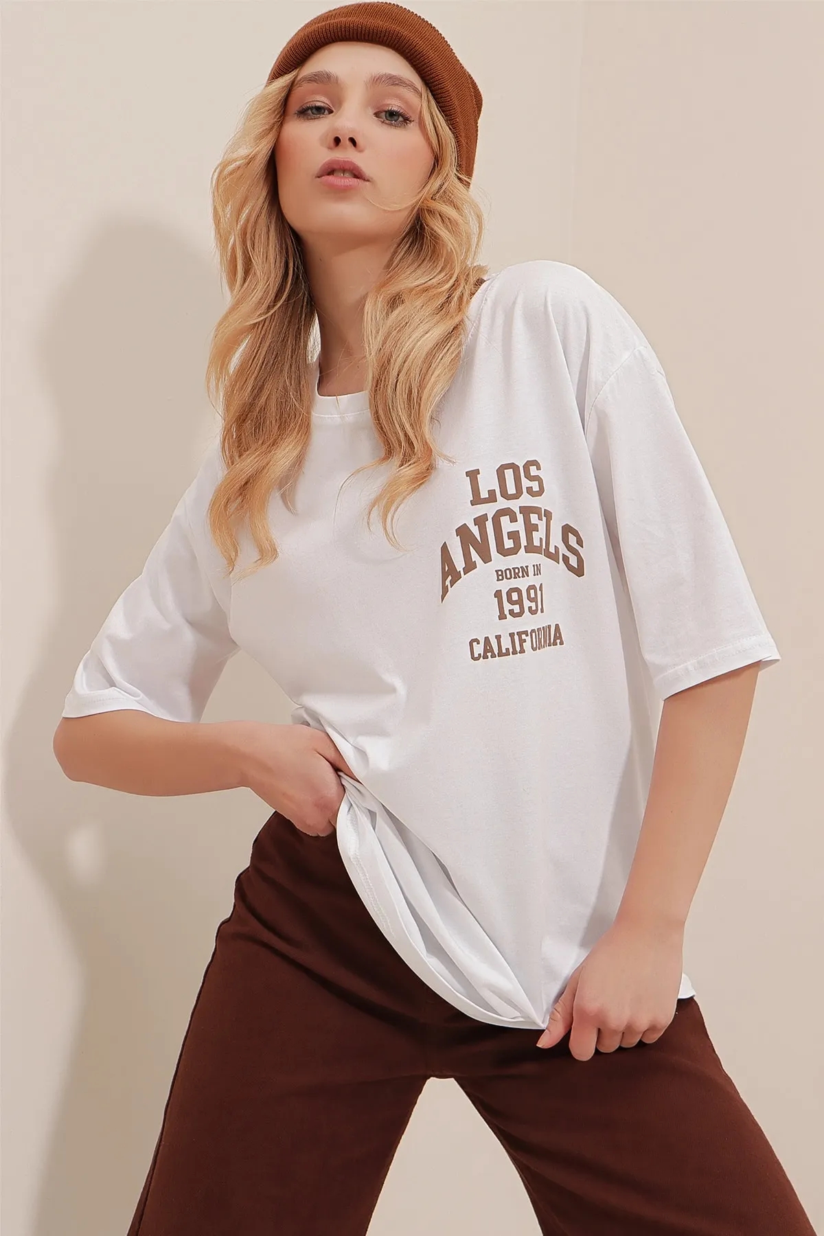Trend Alaçatı Stili  Weißes bedrucktes Oversize-T-Shirt für Damen mit Rundhalsausschnitt ALC-X9560