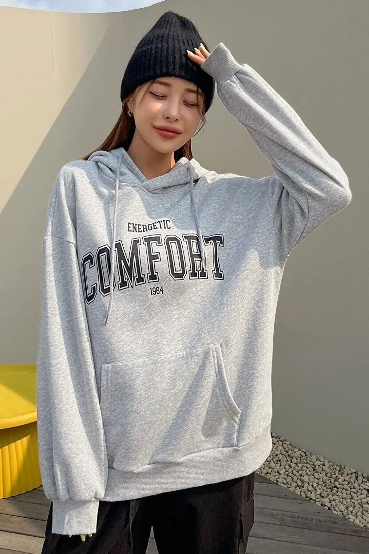 MODAGEN  Unisex-Sweatshirt in Grau mit bequemem Aufdruck und Kapuze in Übergröße