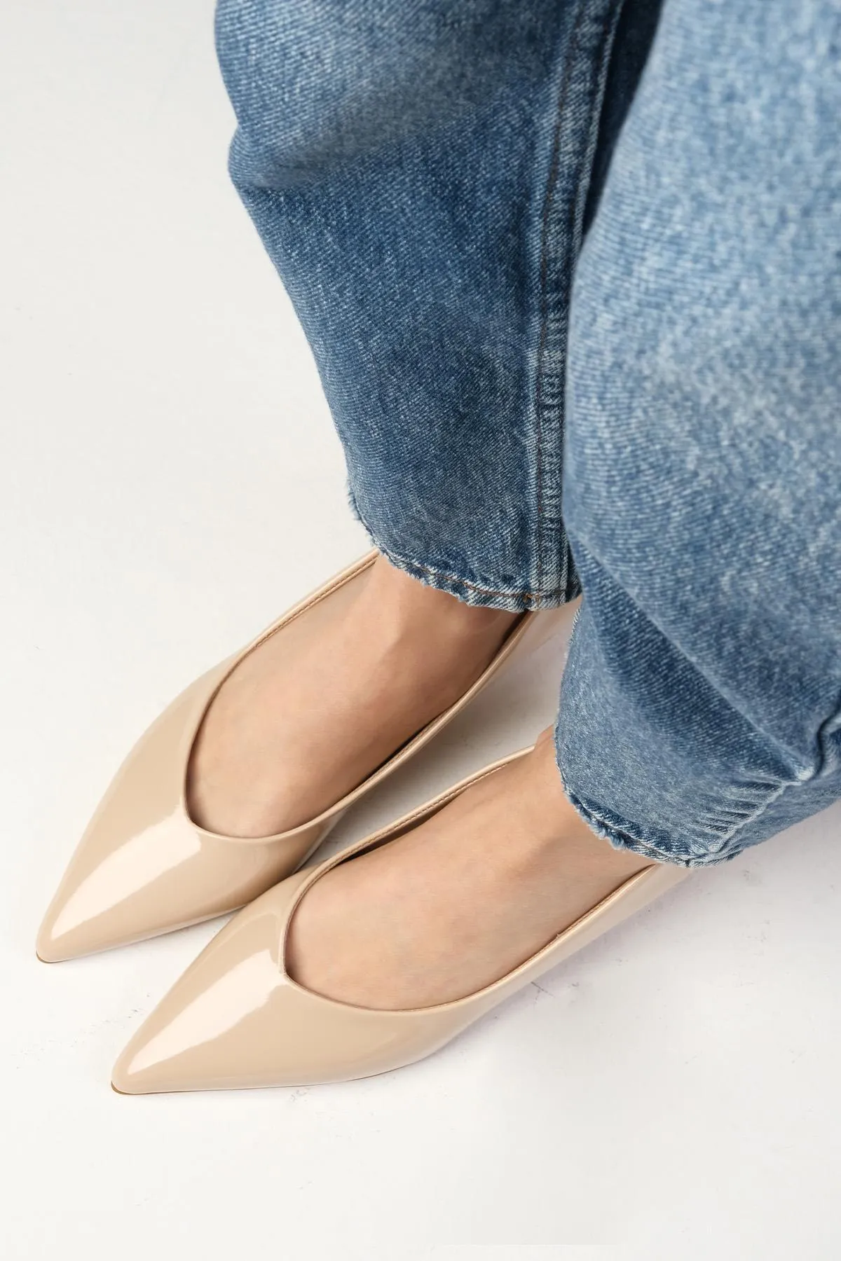 Mio Gusto  Marie Nudefarbene Damenschuhe aus Lackleder mit niedrigem Absatz
