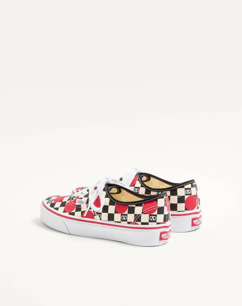 Tênis de cano baixo Valentino Garavani e Vans em tecido com estampa xadrez VLogo e detalhes em poá.