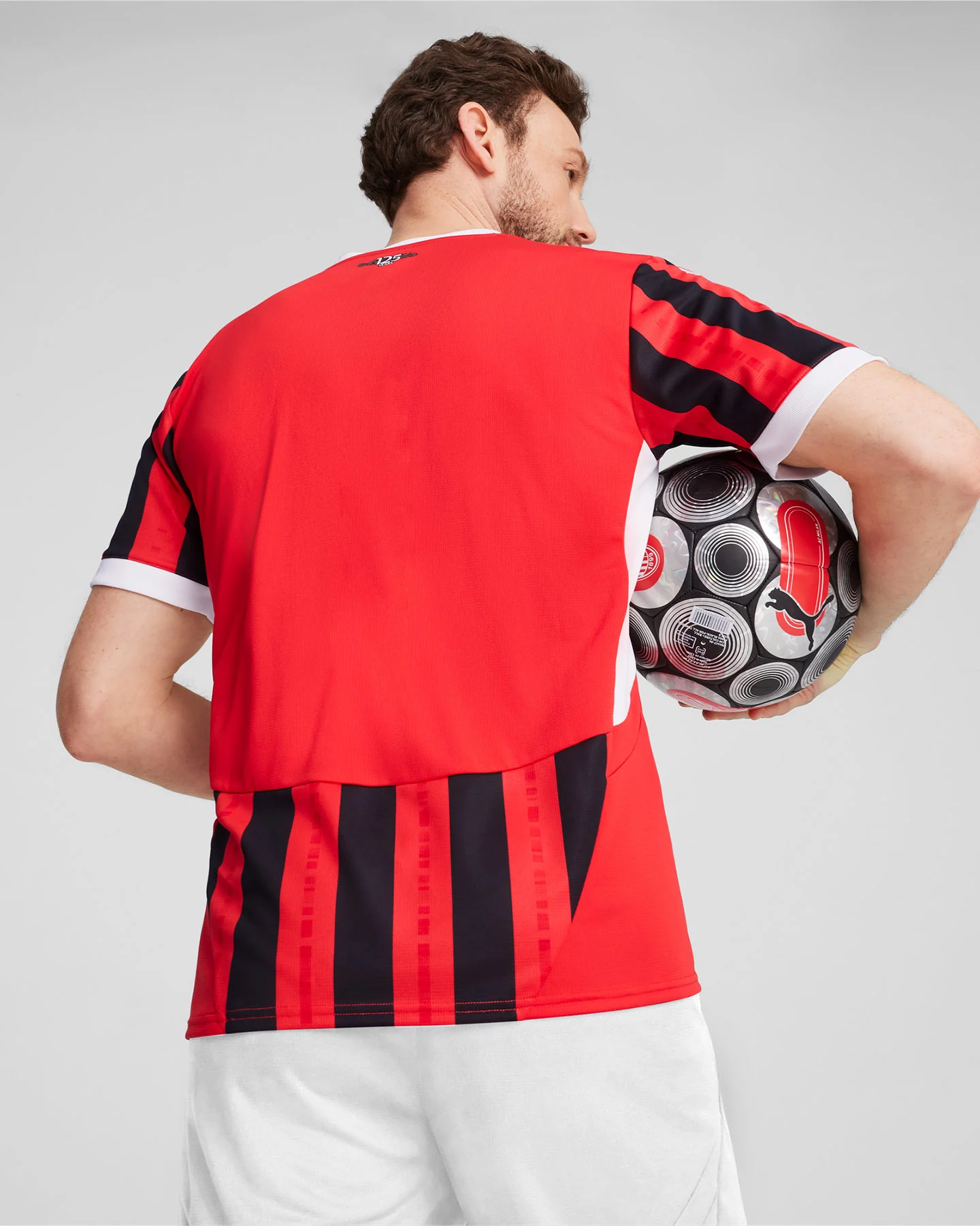 Oficiálna replika domáceho futbalového dresu Puma Milan 24-25 M 774979-01