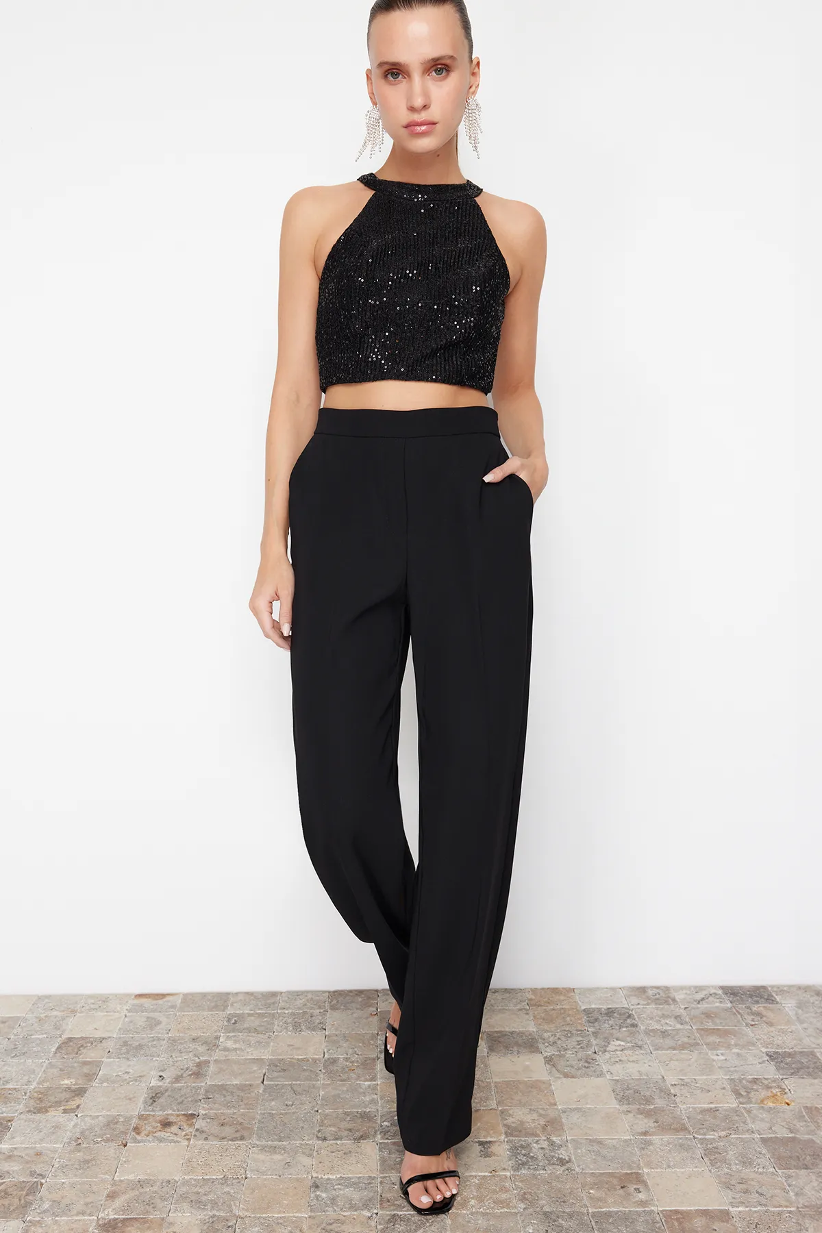 Trendyol Collection  Schwarzes Neckholder-Bustier mit Pailletten TPRSS24BS00041