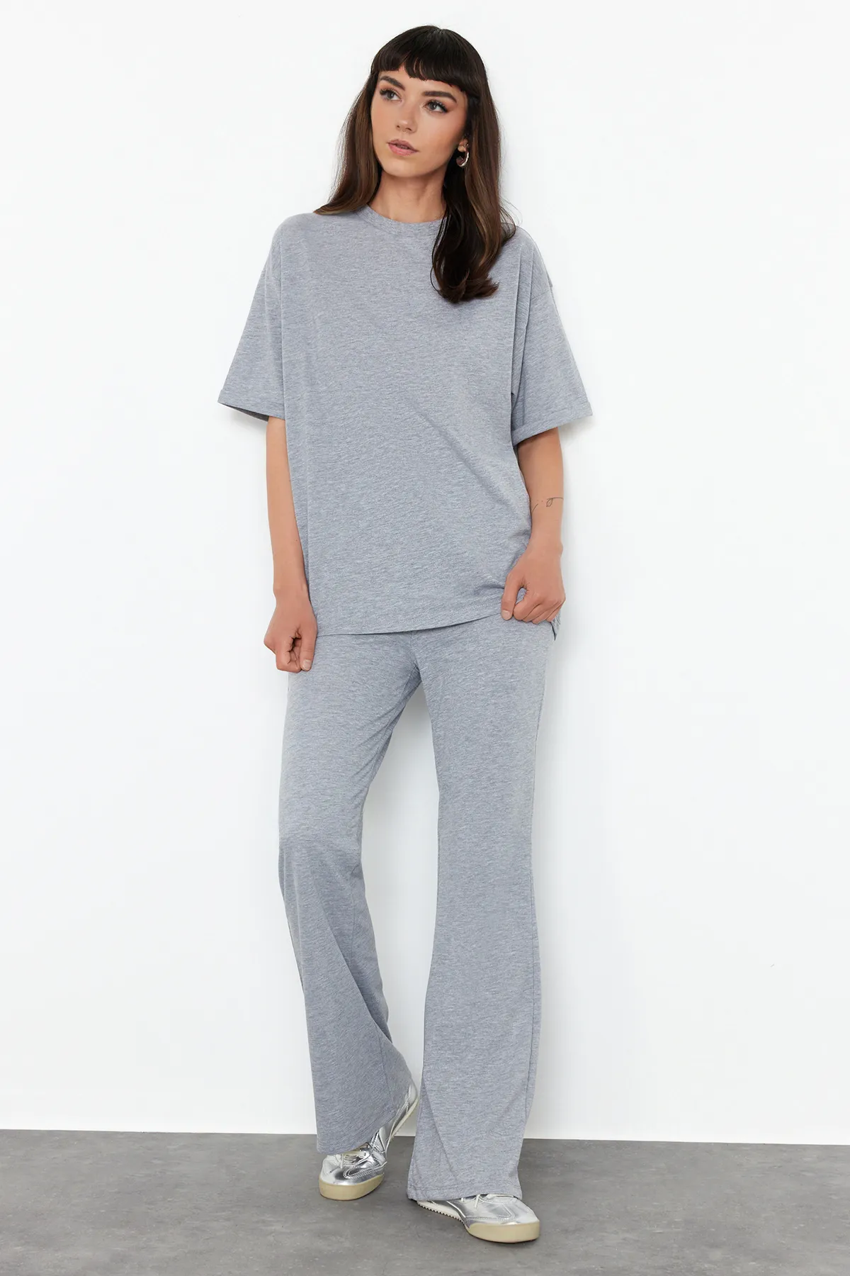 Trendyol Collection  Graues, übergroßes Set aus Oberteil und Unterteil aus spanischem Strick, 100 % Baumwolle, TWOSS24AU00059