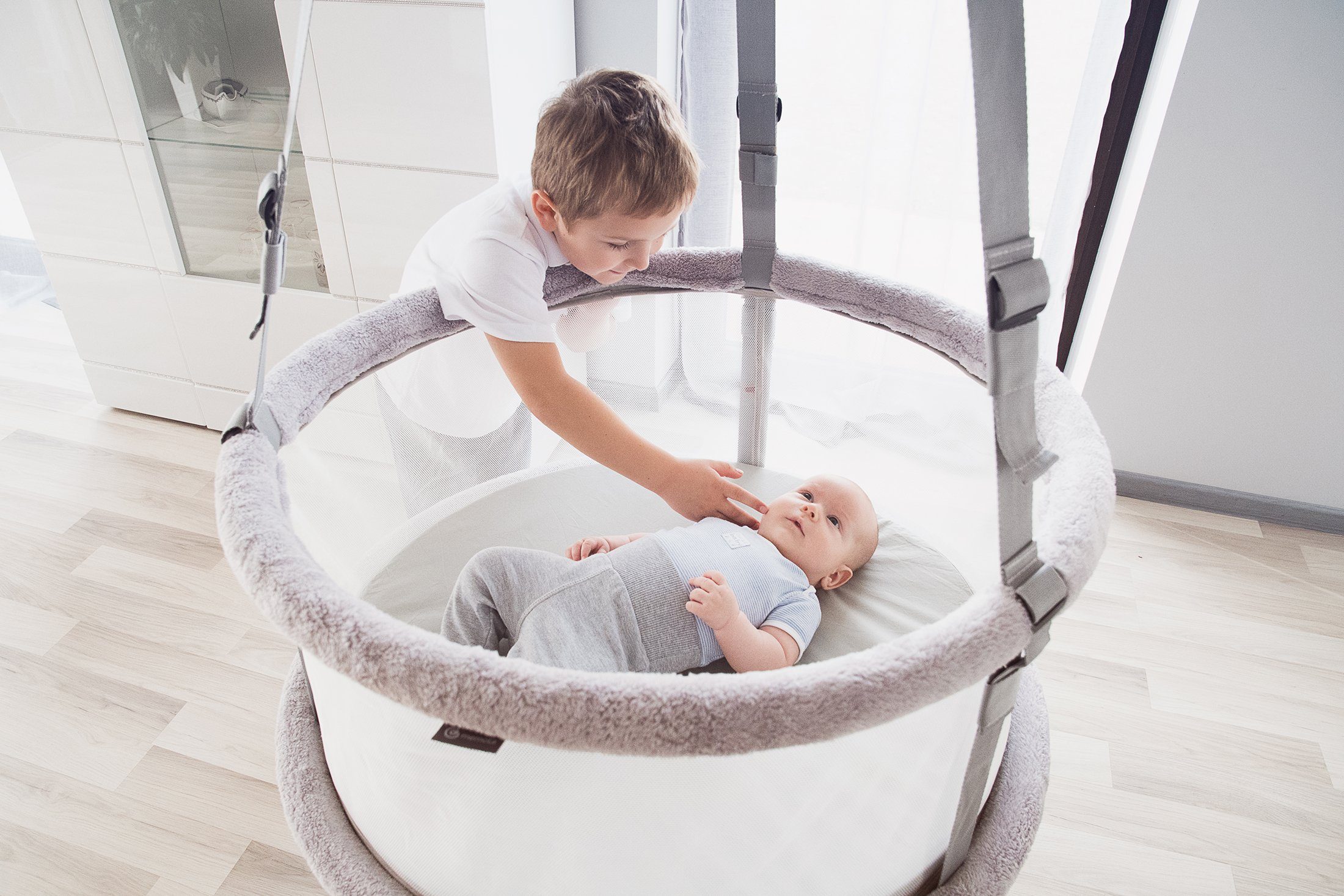 Memola Babyschaukel Babywiege 3-in-1 CLASSIC (Wiege, Laufstall, Schaukel), 0-12 Jahre (1-tlg), Baby Einschlaf- und Entwicklungshilfe: Mitwachsend und aus der EU!