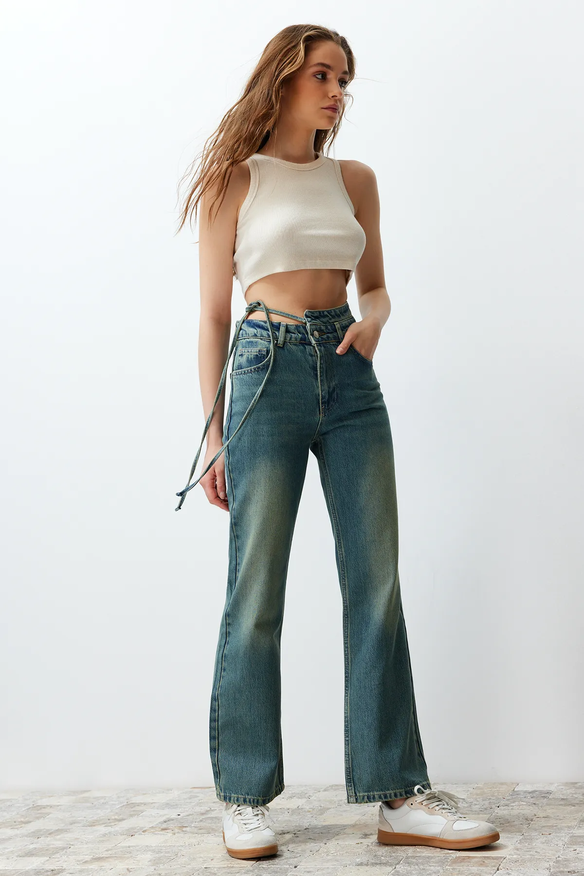 Trendyol Collection  Blaue Jeans mit hoher Taille und weitem Bein und doppelter Taille und Schnürung TWOSS24JE00193