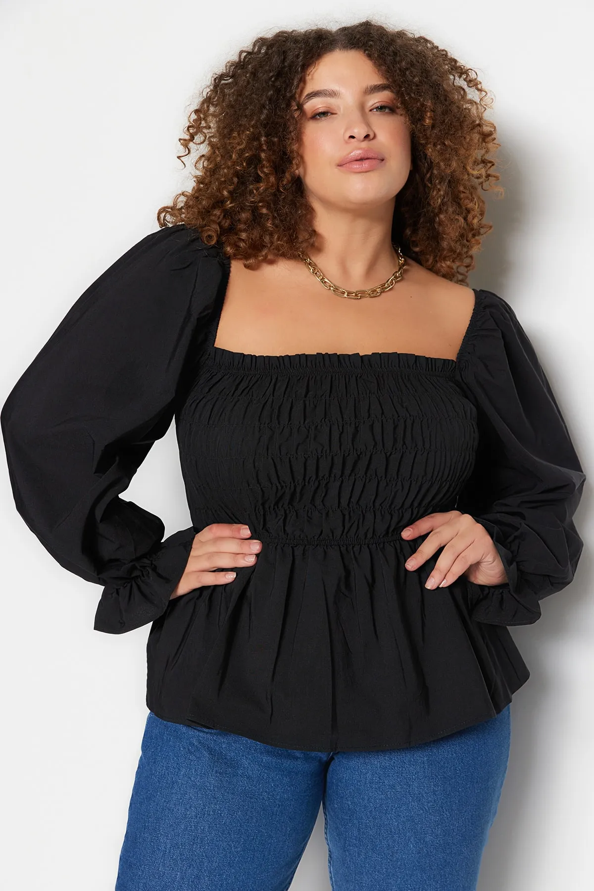 Trendyol Curve  Schwarze Gimped-Webbluse in Übergröße