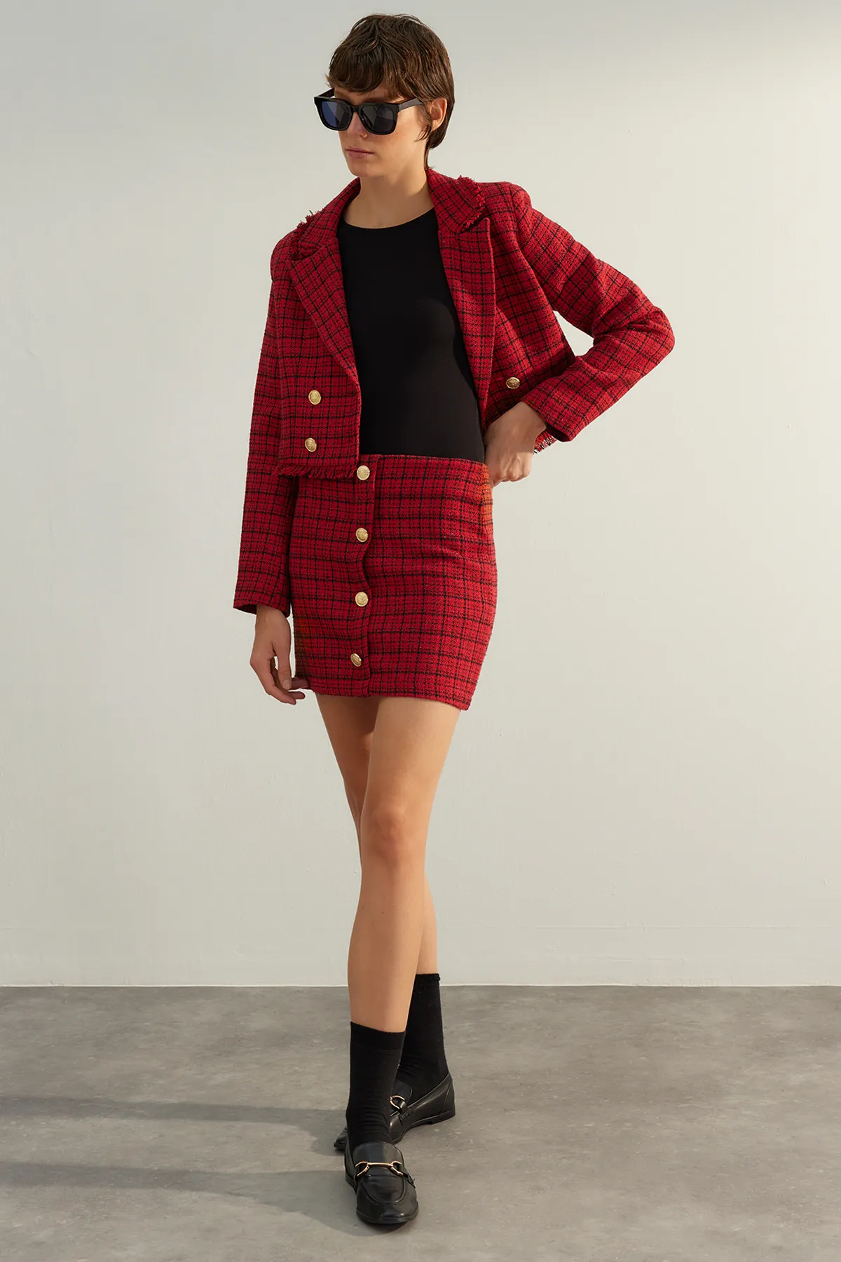 Trendyol Collection  Roter, hochwertiger Mini-Webrock aus Tweed mit Knöpfen und Details in Rot TWOAW24ET00275