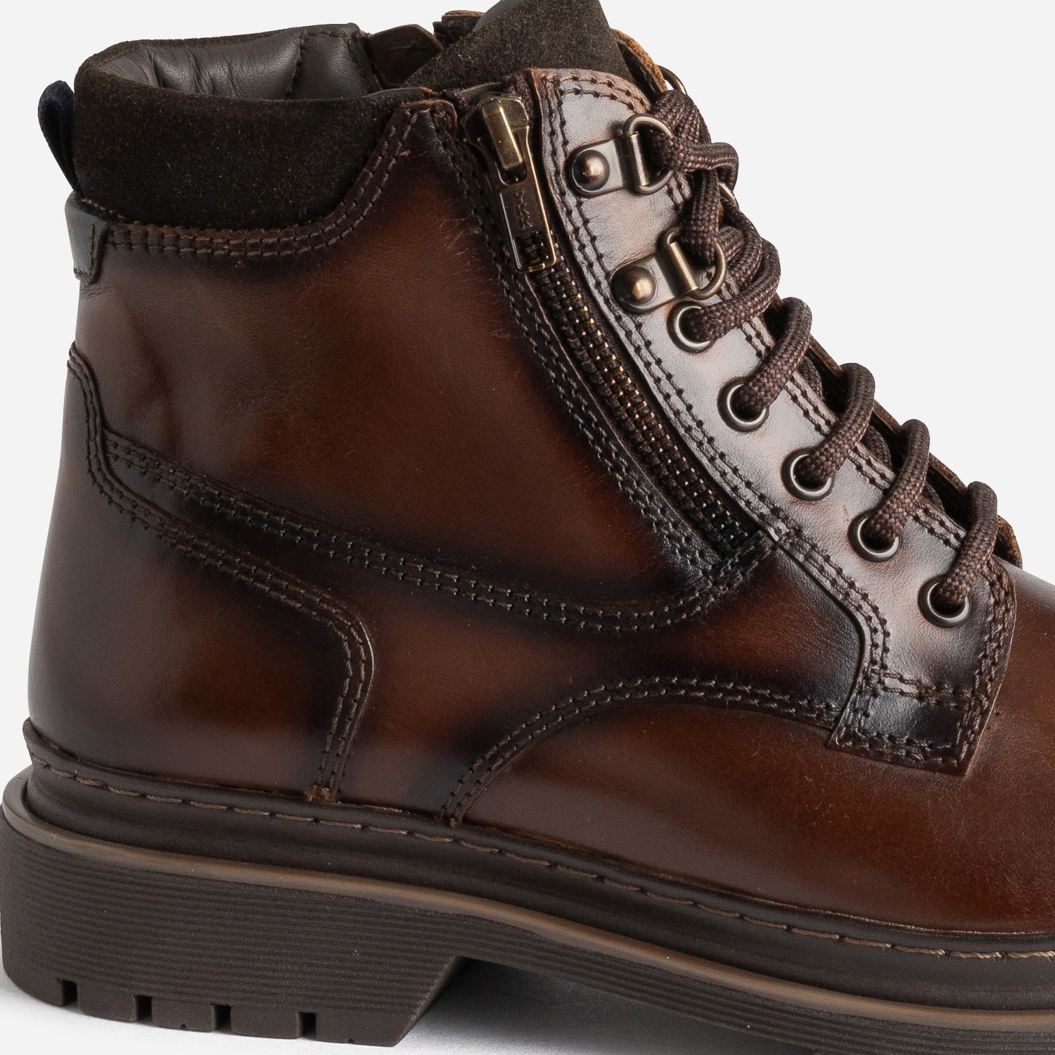 Boots à lacet marron en cuir semelle crantée