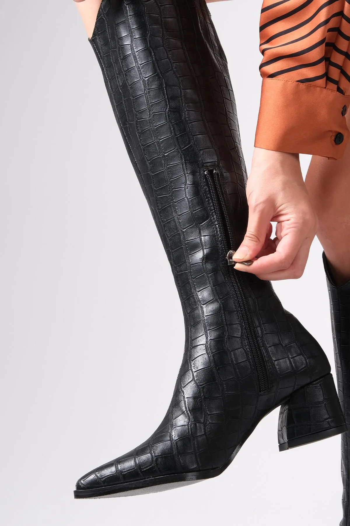 Mio Gusto  Siena High Heels für Damen in schwarzer Farbe mit Krokodilmuster, seitlichem halbem Reißverschluss und dünnem Fellfutter