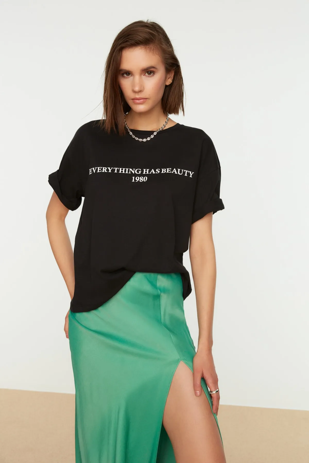 Trendyol Collection  Schwarzes, locker geschnittenes Strick-T-Shirt mit Rundhalsausschnitt aus 100 % Baumwolle mit Slogan-Aufdruck TWOSS19GH0034