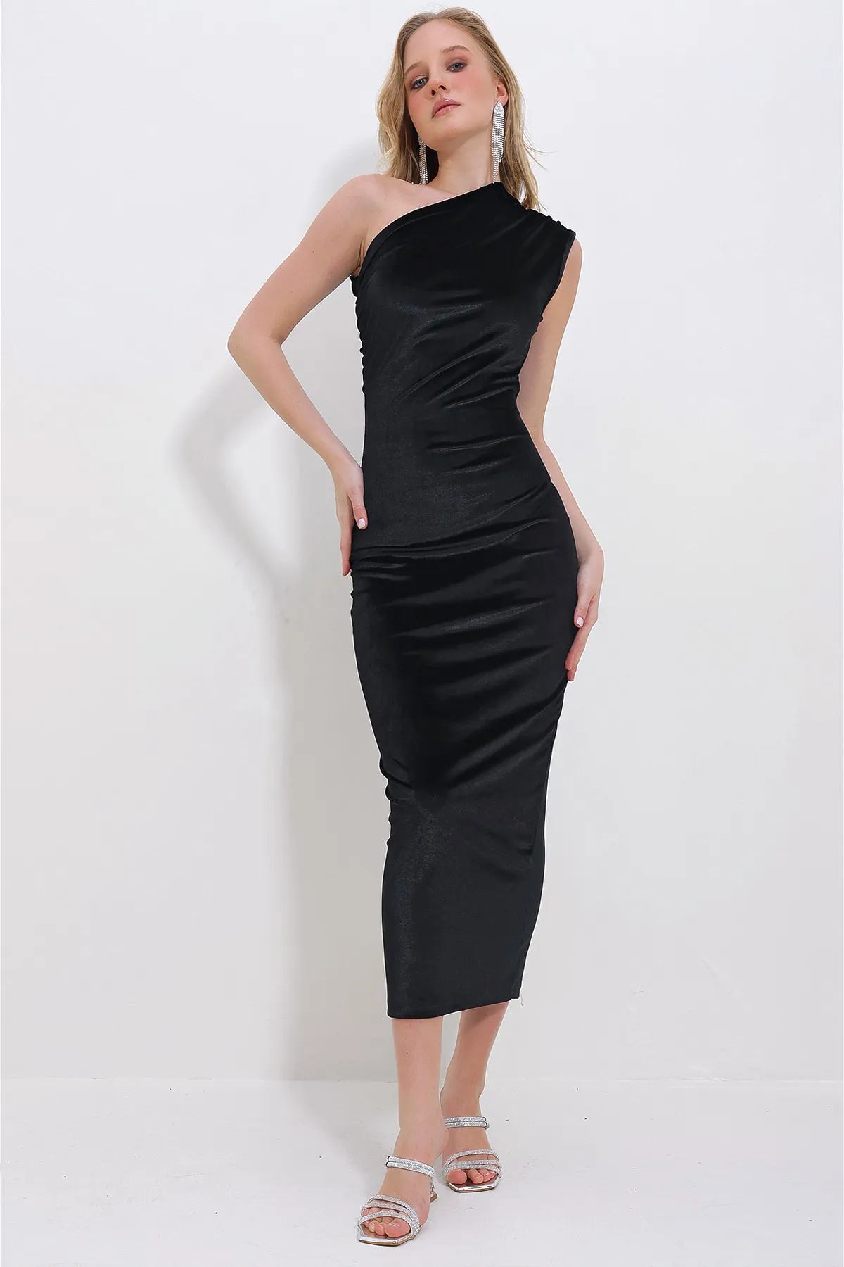Trend Alaçatı Stili  Schwarzes schulterlanges, drapiertes Samtkleid für Damen in Midilänge ALC-X11385