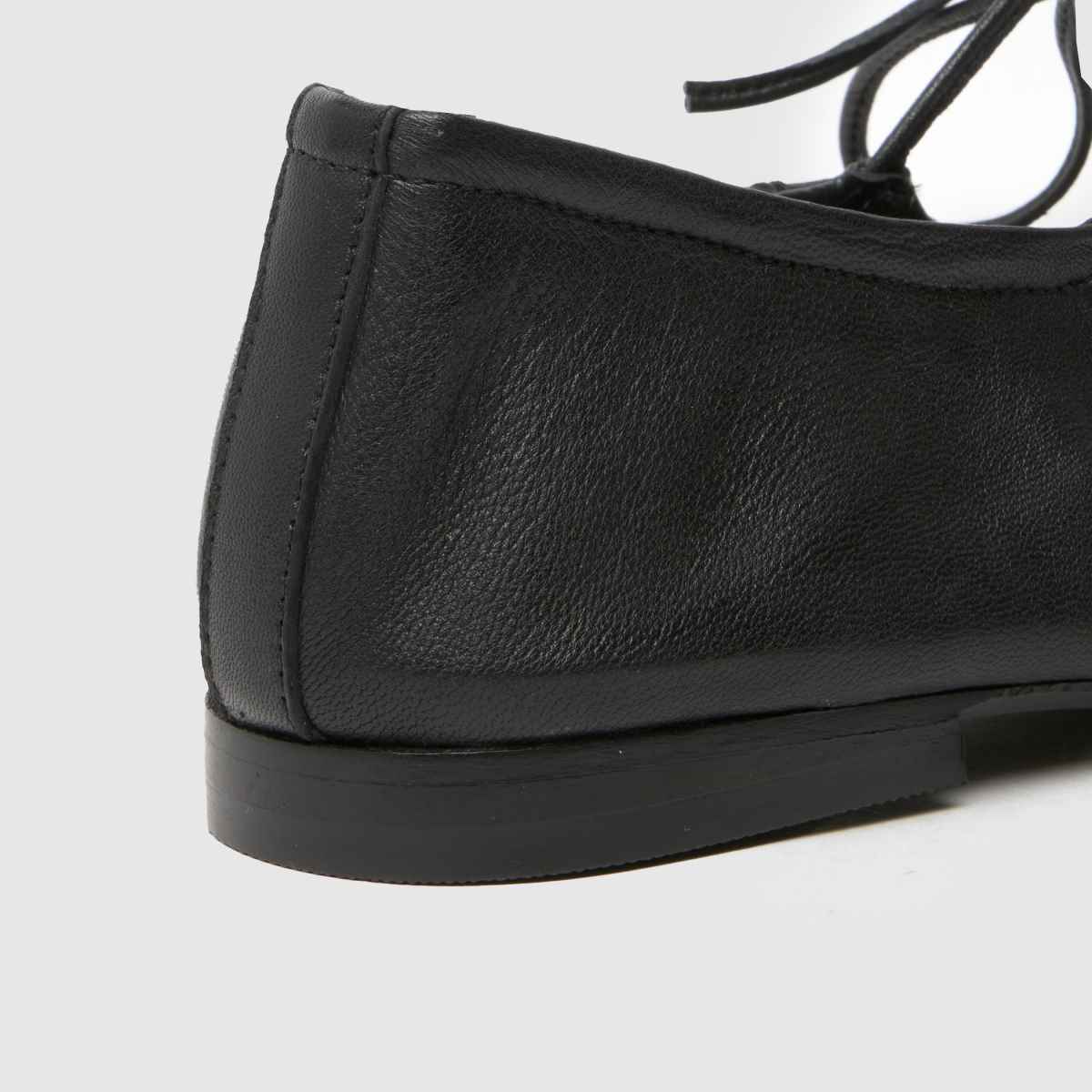 Schuh Lindy – Svarta ballerinaskor i läder med rynka detaljer