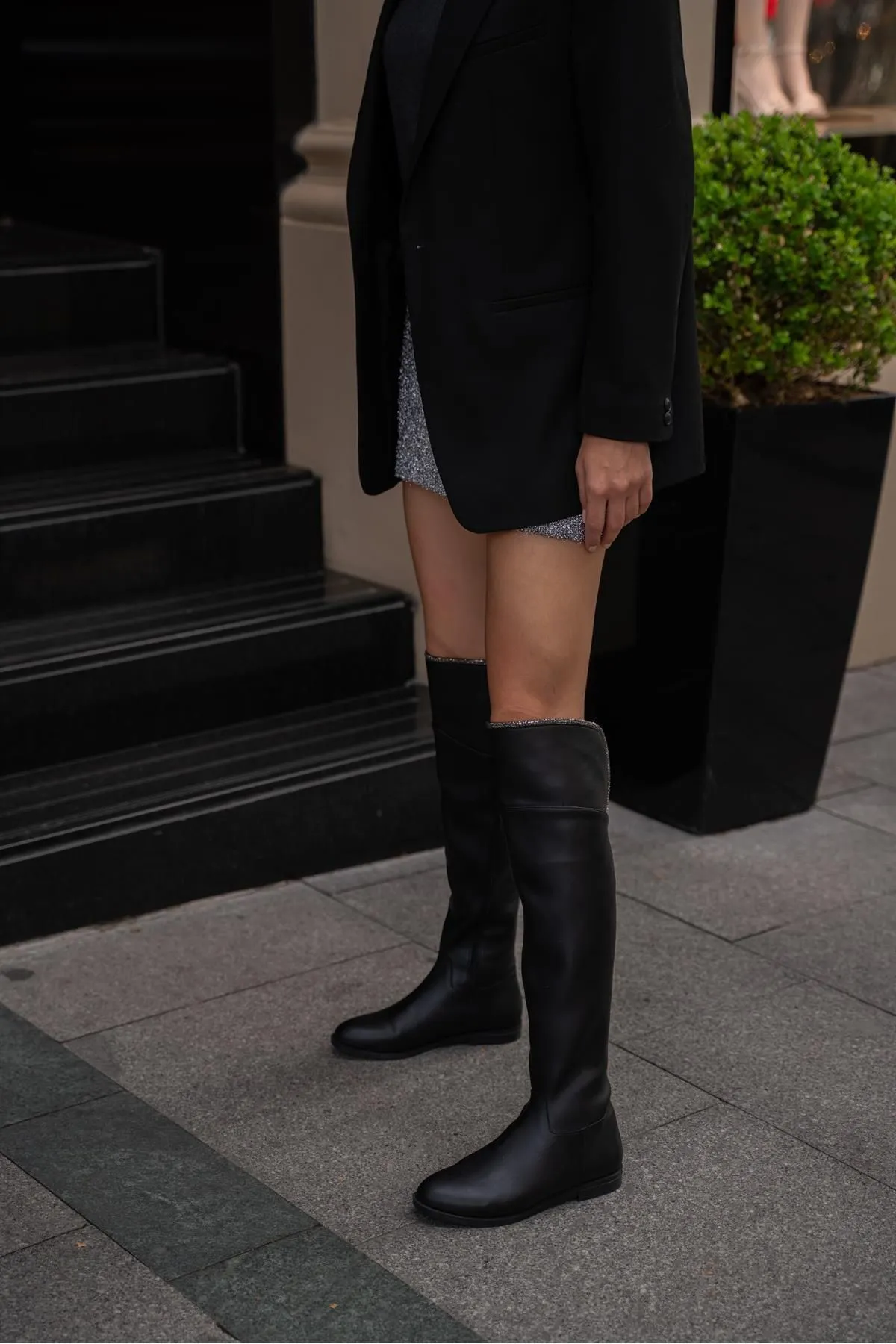 Madamra  Schwarze Damen-Stiefel aus langem Leder mit Steindetails