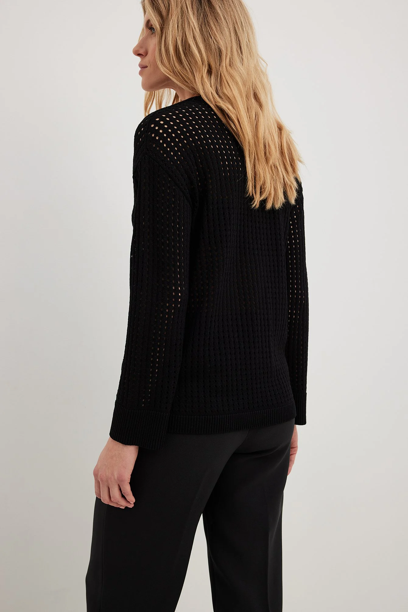 Großmaschiger Strickpullover mit tiefem V-Ausschnitt