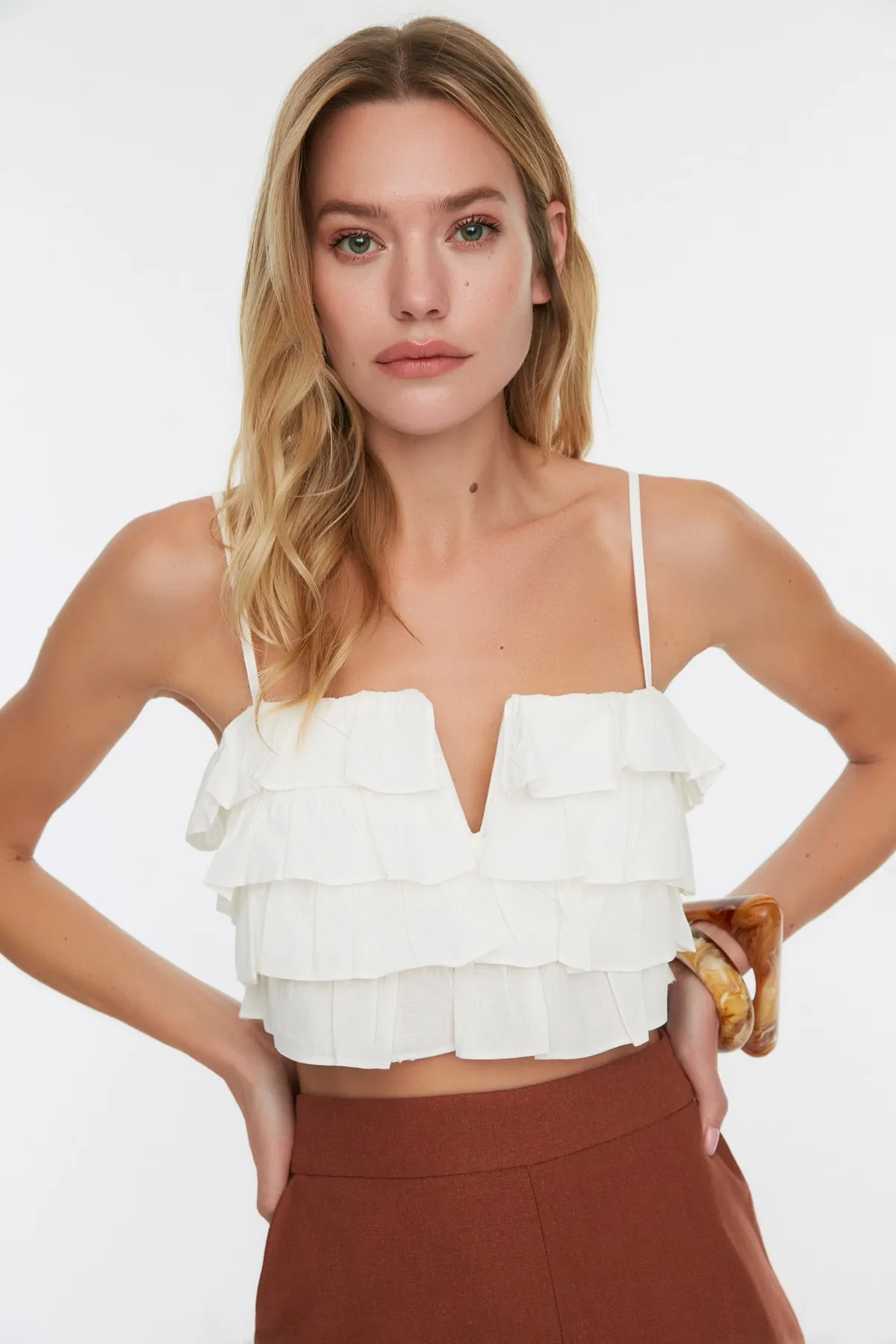 Trendyol Collection  Weiße, bauchfreie, gewebte Rüschenbluse aus 100 % Baumwolle TBESS21BZ0661
