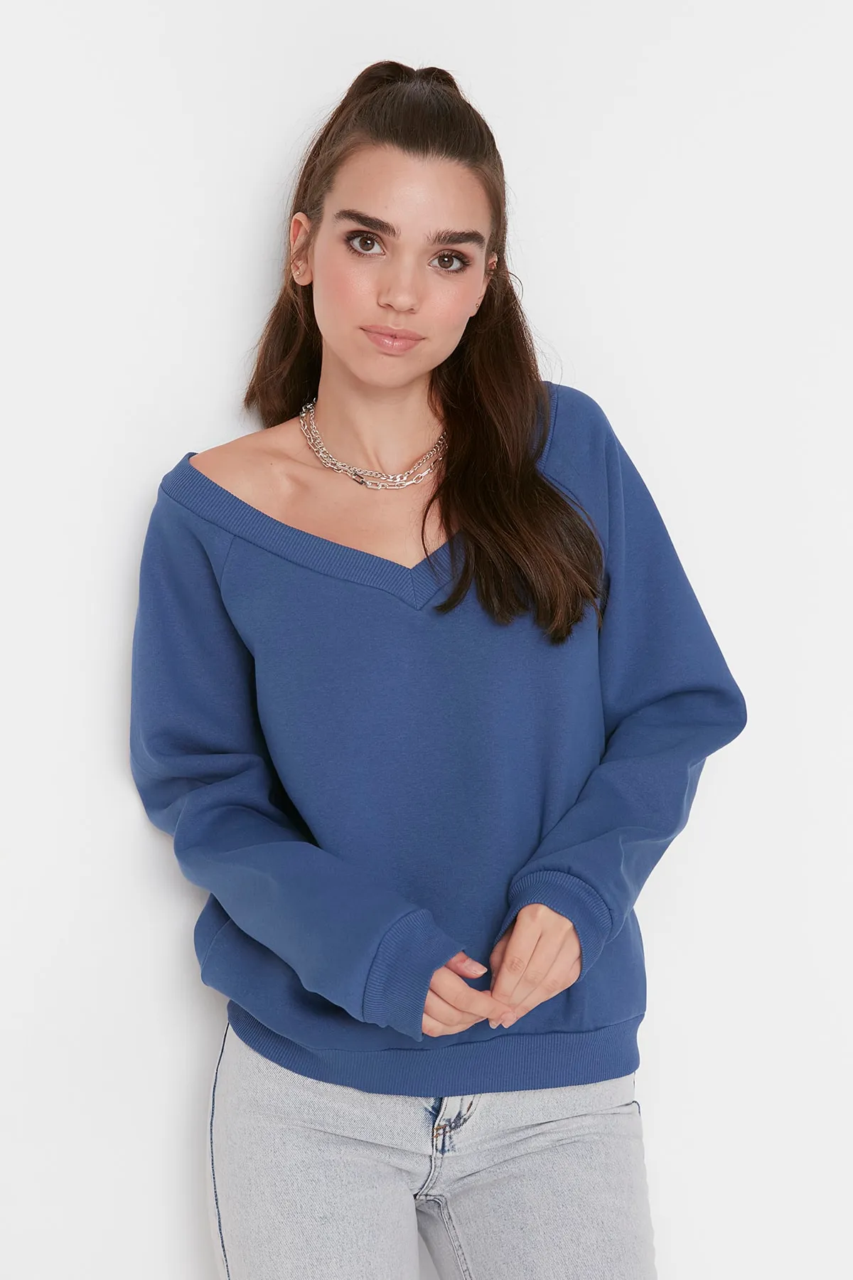 Trendyol Collection  Indigo Boat V-Ausschnitt Basic Dickes Fleece Innen Gestricktes Sweatshirt TWOAW23SW00184