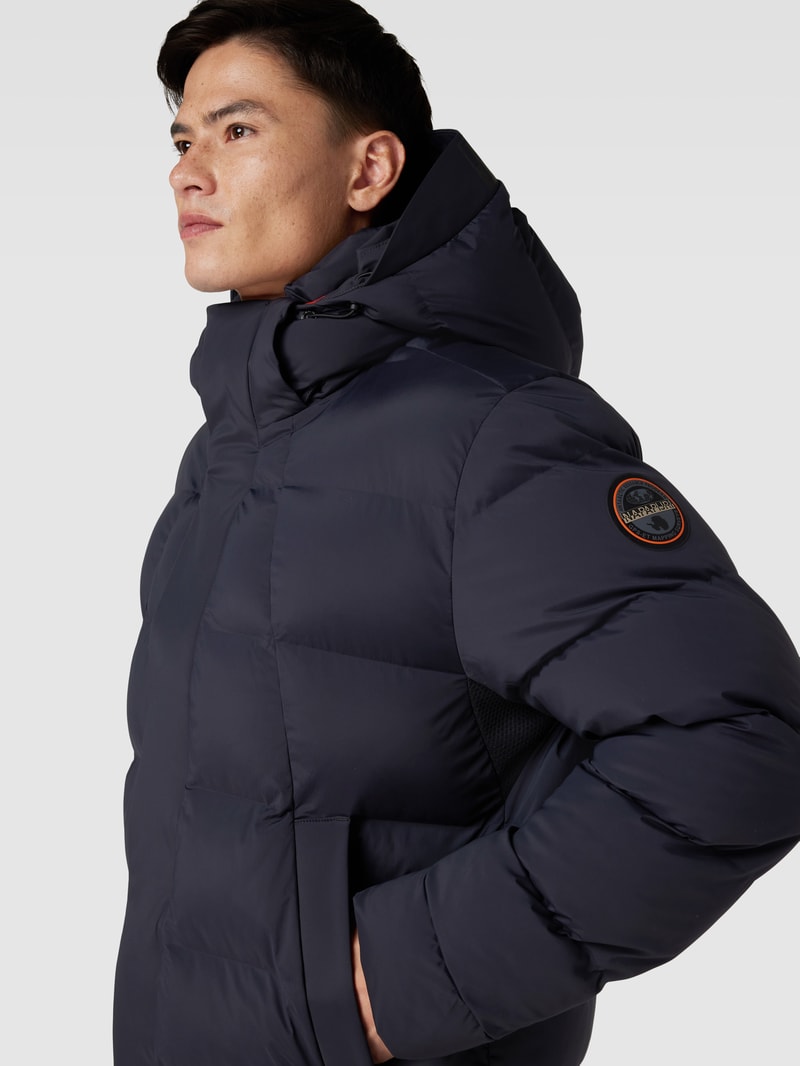 Steppjacke mit Kapuze in schwarz