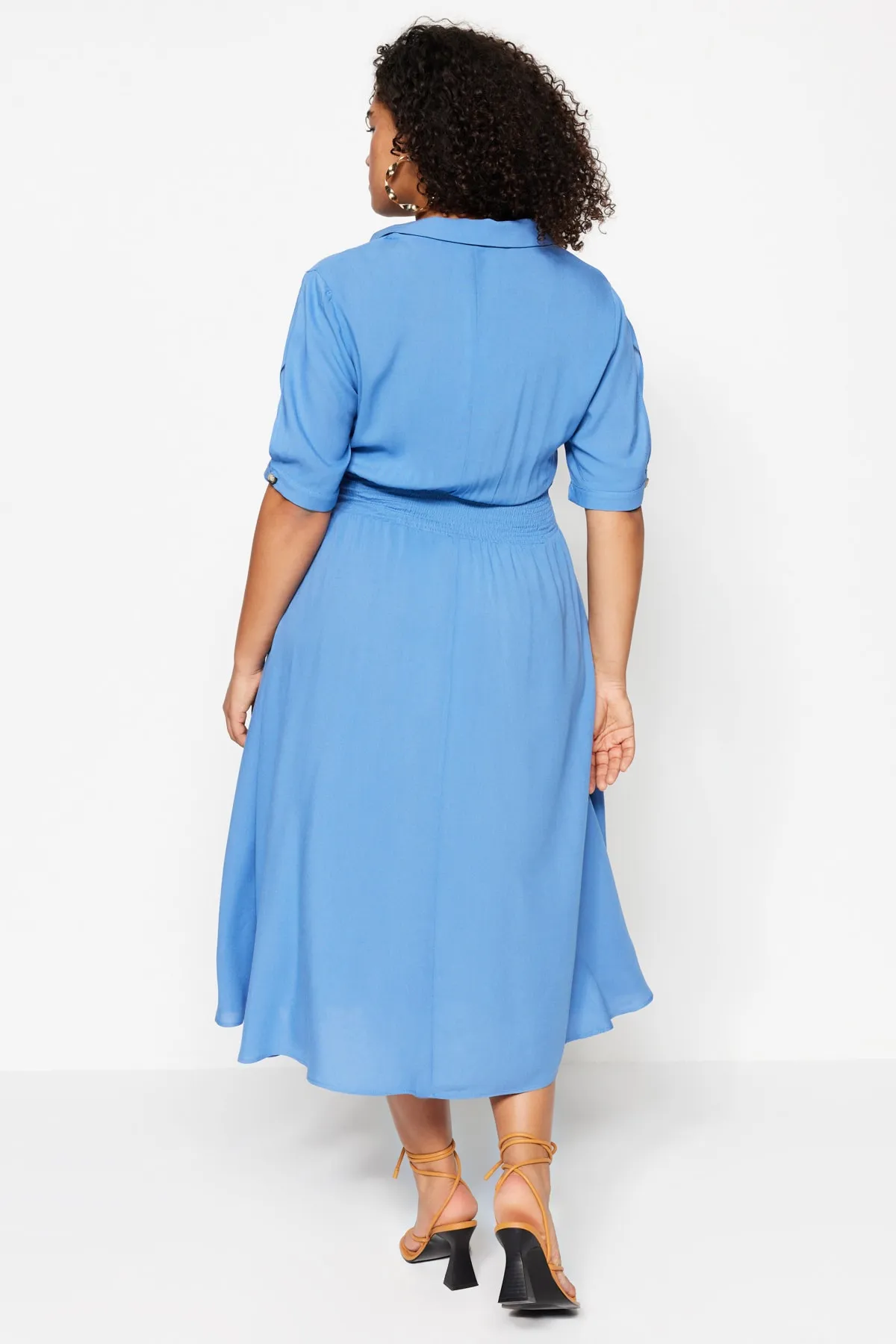 Trendyol Curve  Blaues Kleid mit gewebtem Gummibund und Knopfleiste TBBSS22EL1563