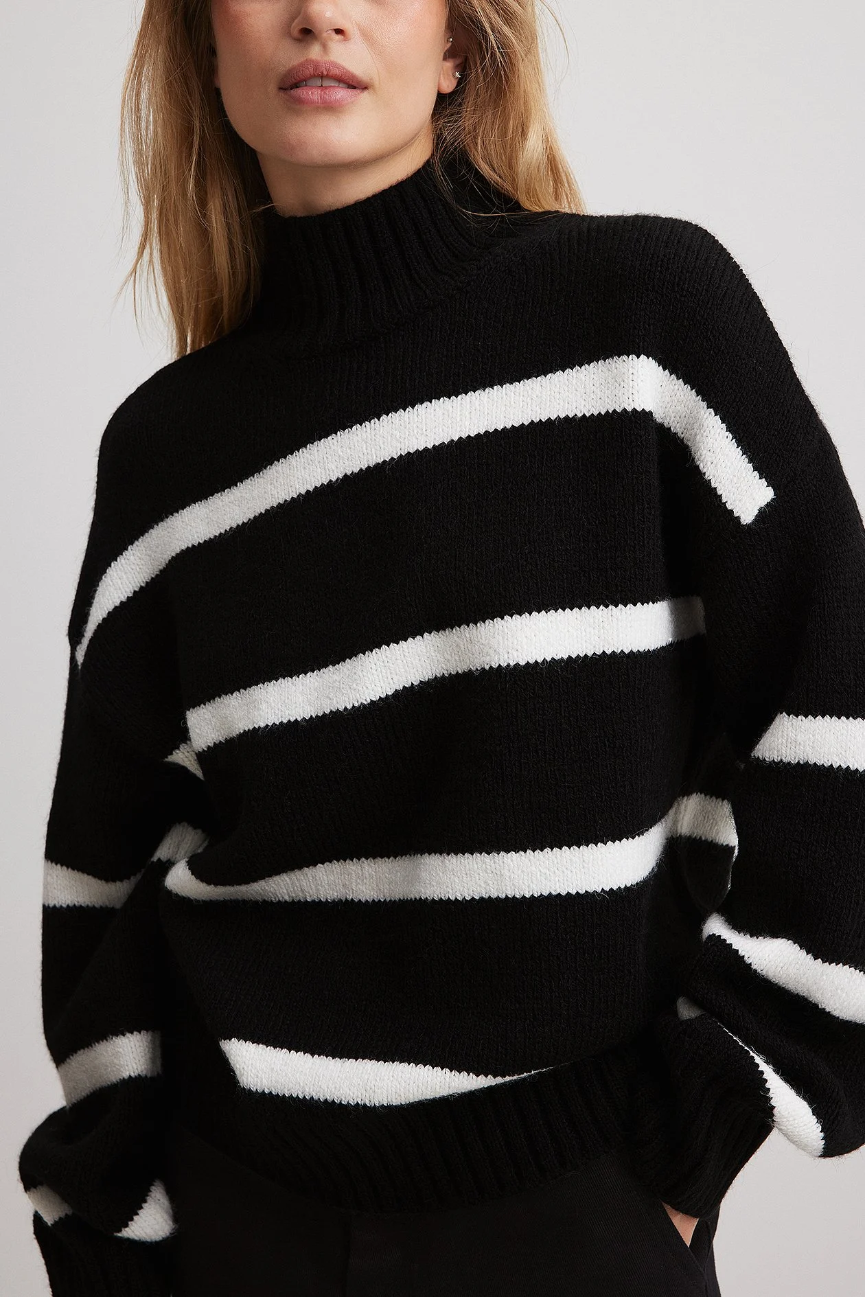 Gestreifter Strickpullover mit Rollkragen