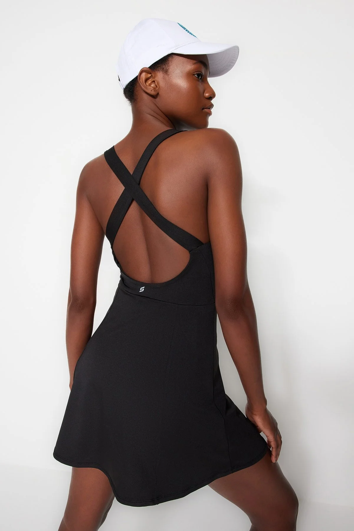 Trendyol Collection  Schwarzes 2-lagiges Tennis-Sportkleid aus Scuba/Taucherstrick mit Shorts innen THMSS23EL00006