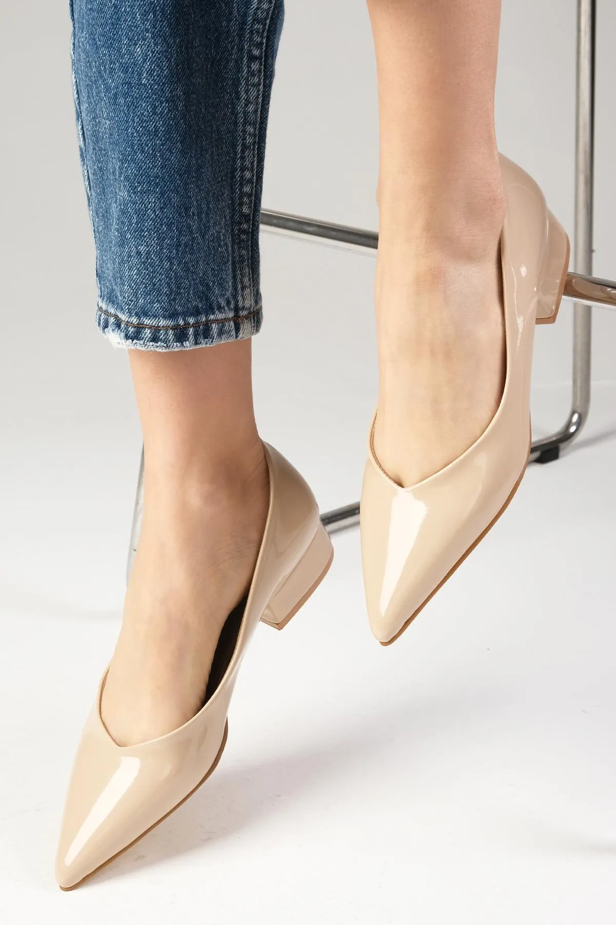 Mio Gusto  Marie Nudefarbene Damenschuhe aus Lackleder mit niedrigem Absatz