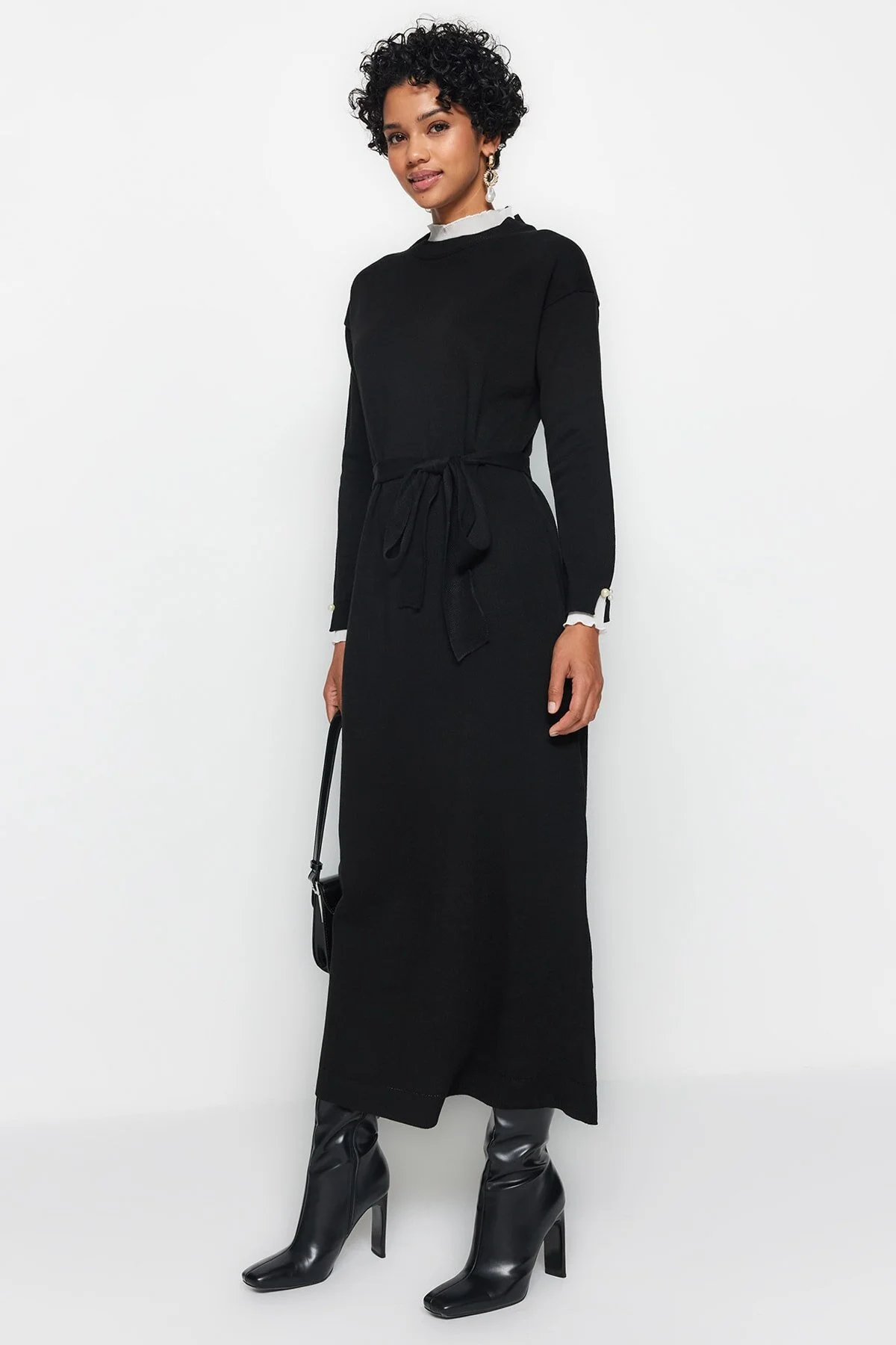 Trendyol Modest  Schwarzes Strickkleid mit Perlendetail TCTAW24EB00001