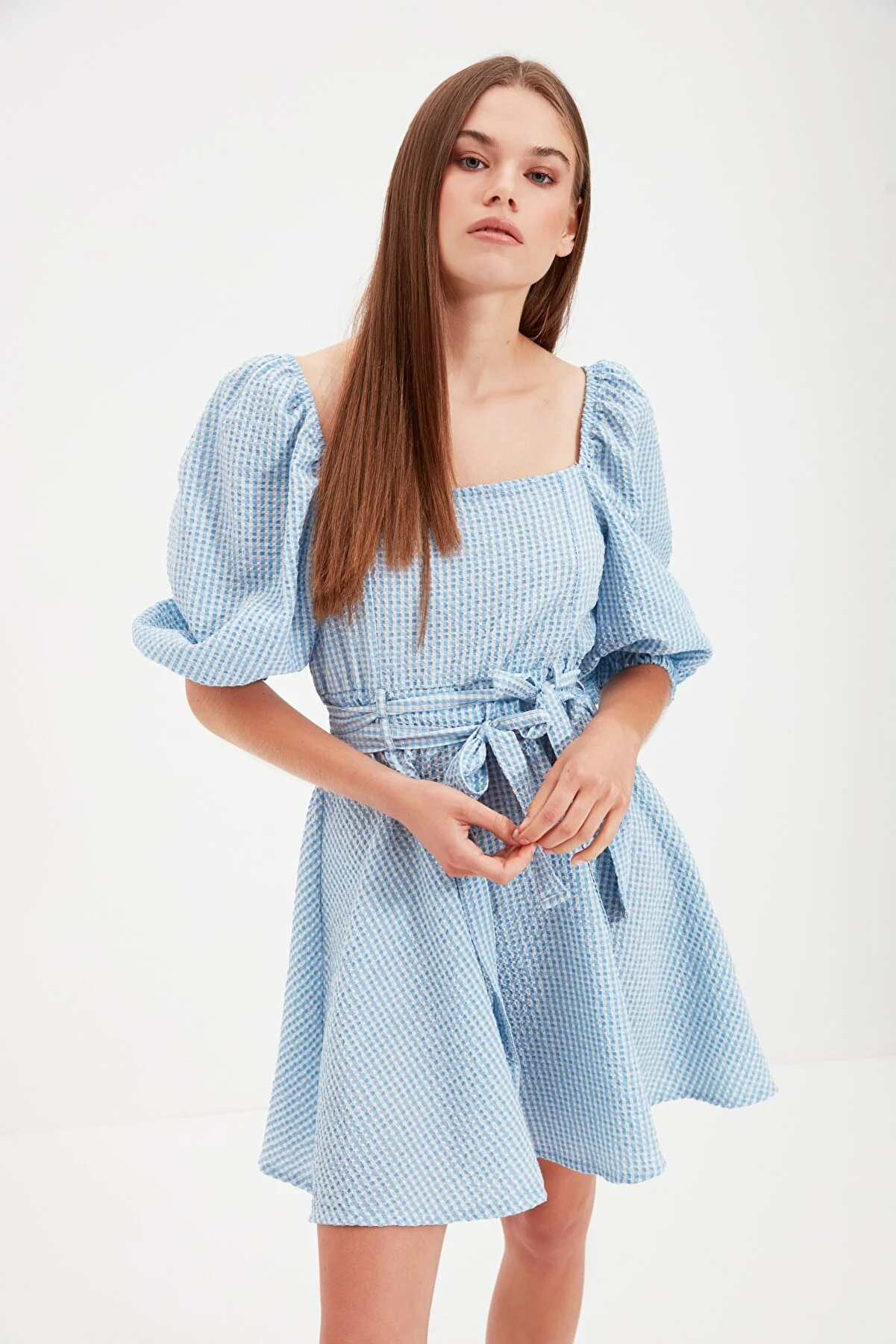 Trendyol Collection  Blaues Mini-Webkleid mit offenem, quadratischem Kragen und Taille TWOAW22EL0051