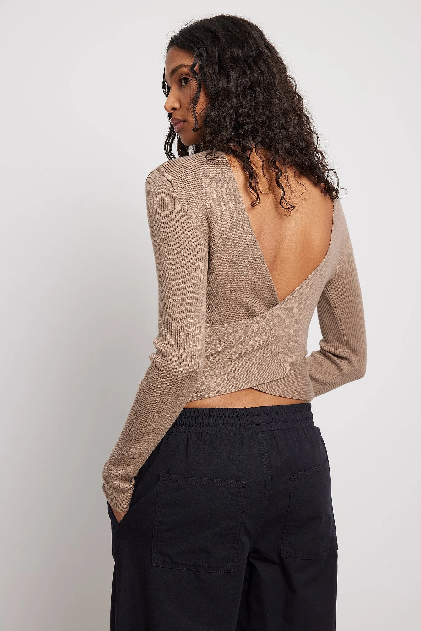 Strickpullover mit Kreuzdetail am Rücken