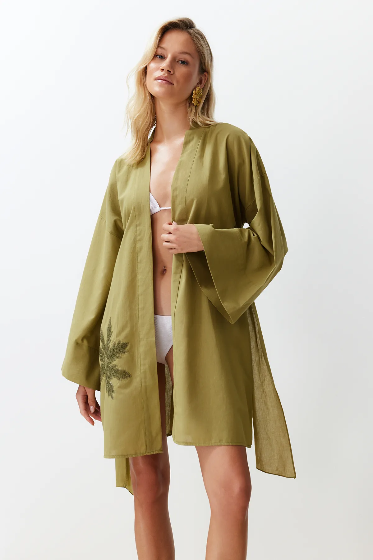 Trendyol Collection  Ölgrüner Mini-Kimono und Kaftan aus 100 % Baumwolle mit Gürtel, Stickereien und Stickereien TBESS24KM00008