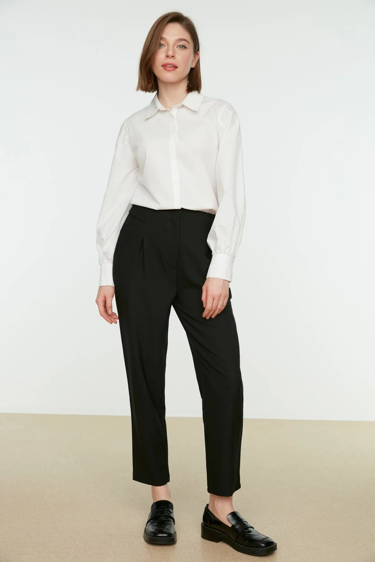 Trendyol Modest  Schwarze gewebte Hose mit hohem Taillengürtel und detaillierten Falten TCTSS22TP0008