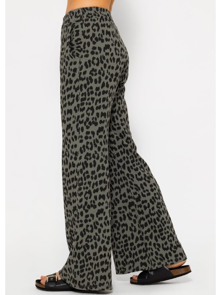 SASSYCLASSY Musselin Pants mit weitem Bein in Leo-Print in Khaki günstig kaufen