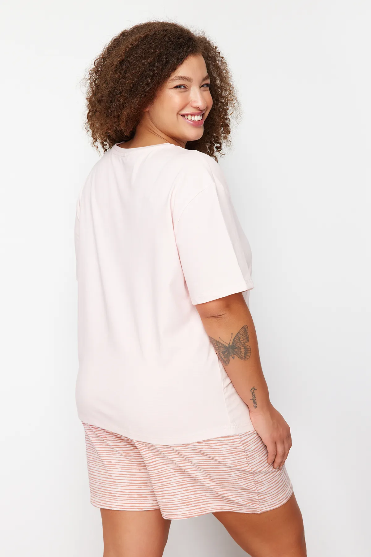 Trendyol Curve  Puderfarbenes Pyjama-Set aus Strick mit Streifen und Slogan-Aufdruck TBBSS24AI00020
