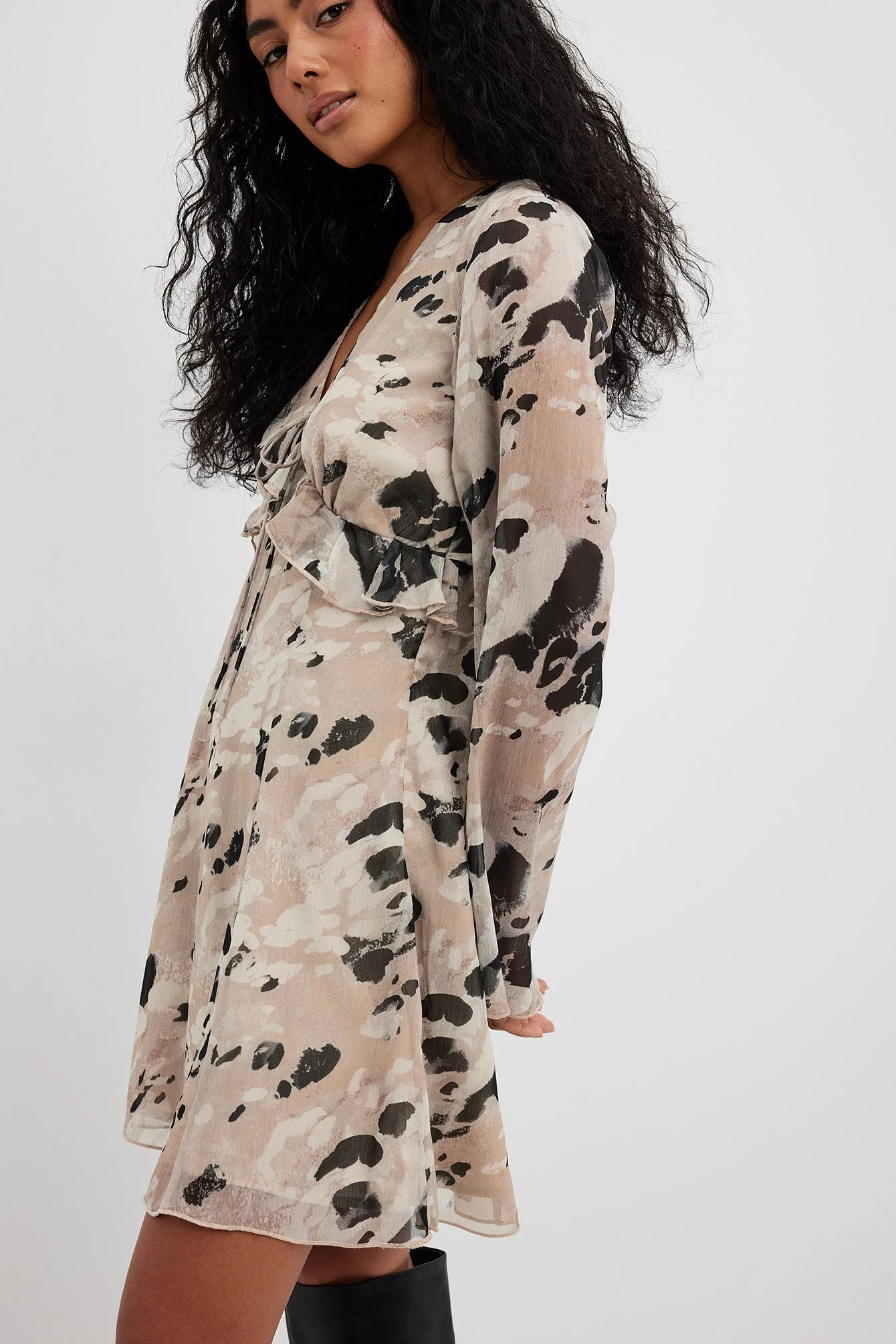 Fließendes Minikleid mit Rüschendetail