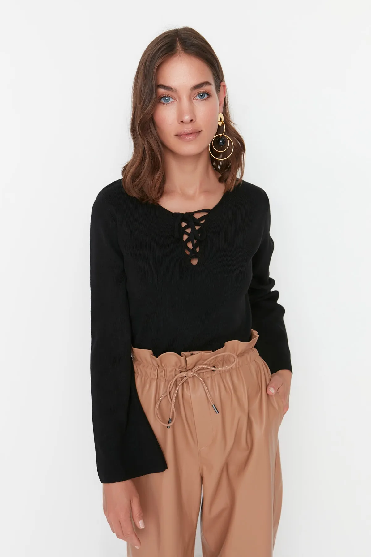 Trendyol Collection  Schwarzer Strickpullover mit Spitzendetail TWOAW23KZ01335