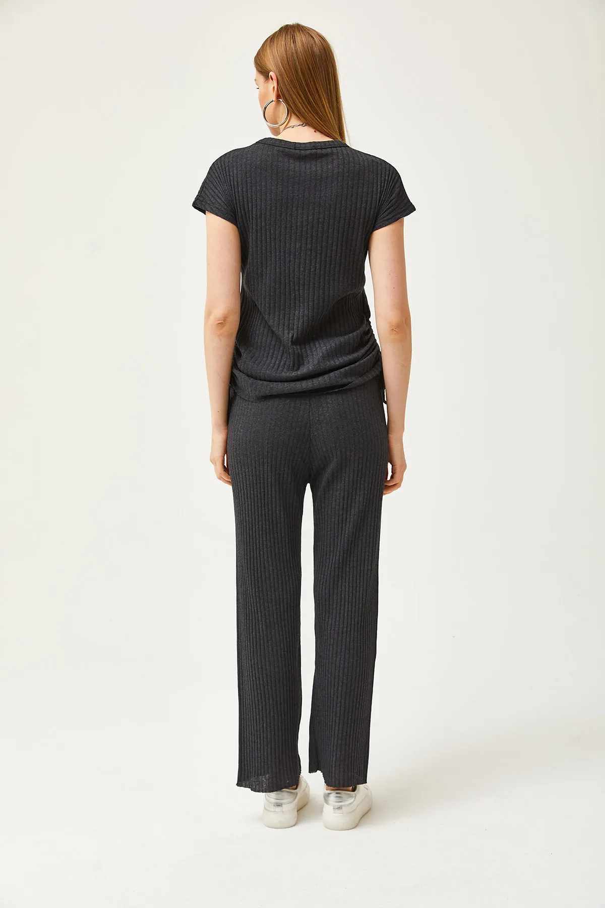 Olalook  Anthrazitfarbenes Damen-Set mit seitlich geraffter Bluse und Palazzo-Hose TKM-19000196