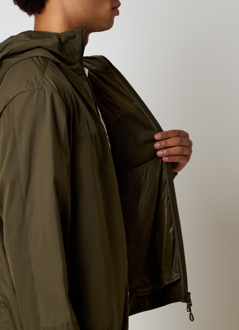 Jachetă Moncler Kona, rezistentă la vânt, cu logo și glugă.