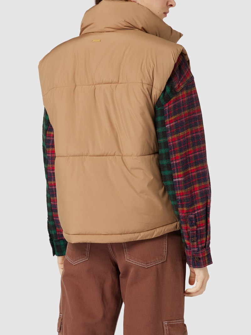 Steppweste mit Label-Detail in camel