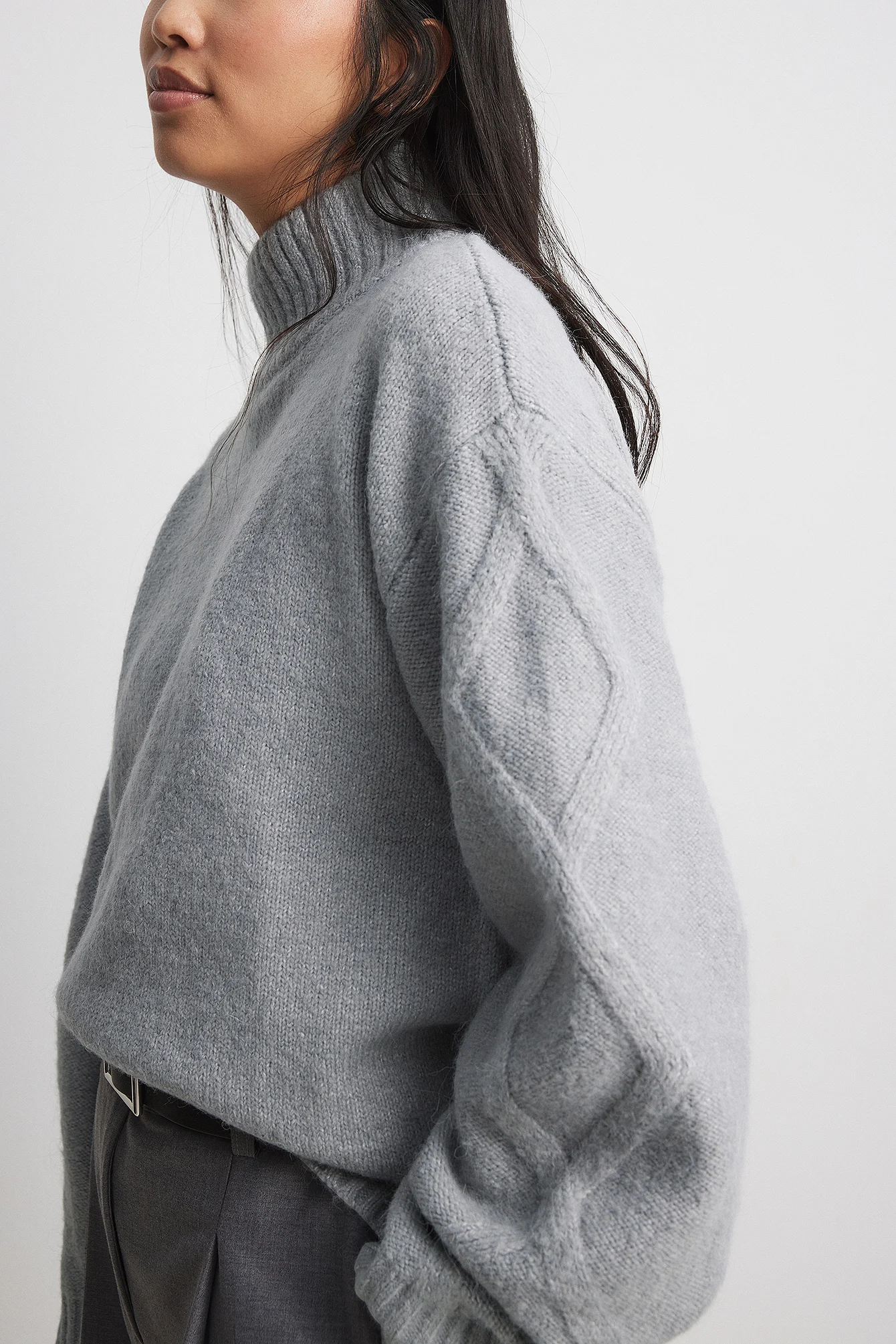 Strickpullover mit Zopfmuster und Rollkragen