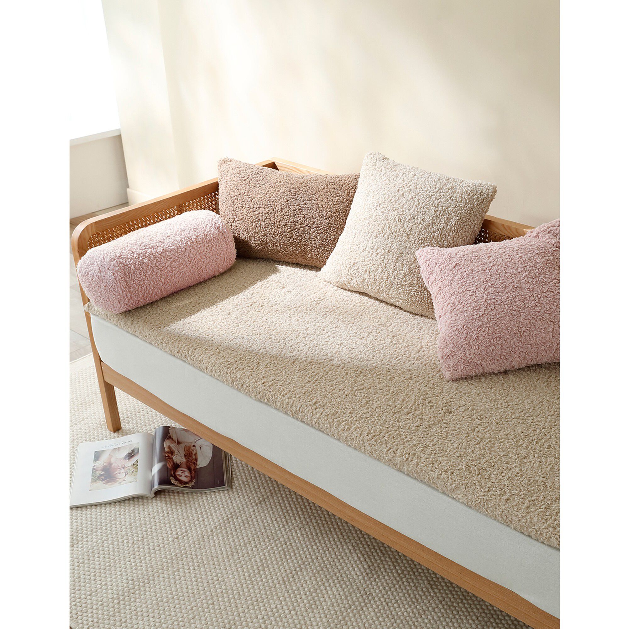 Coussin cylindrique en bouclette sherpa moutonnée