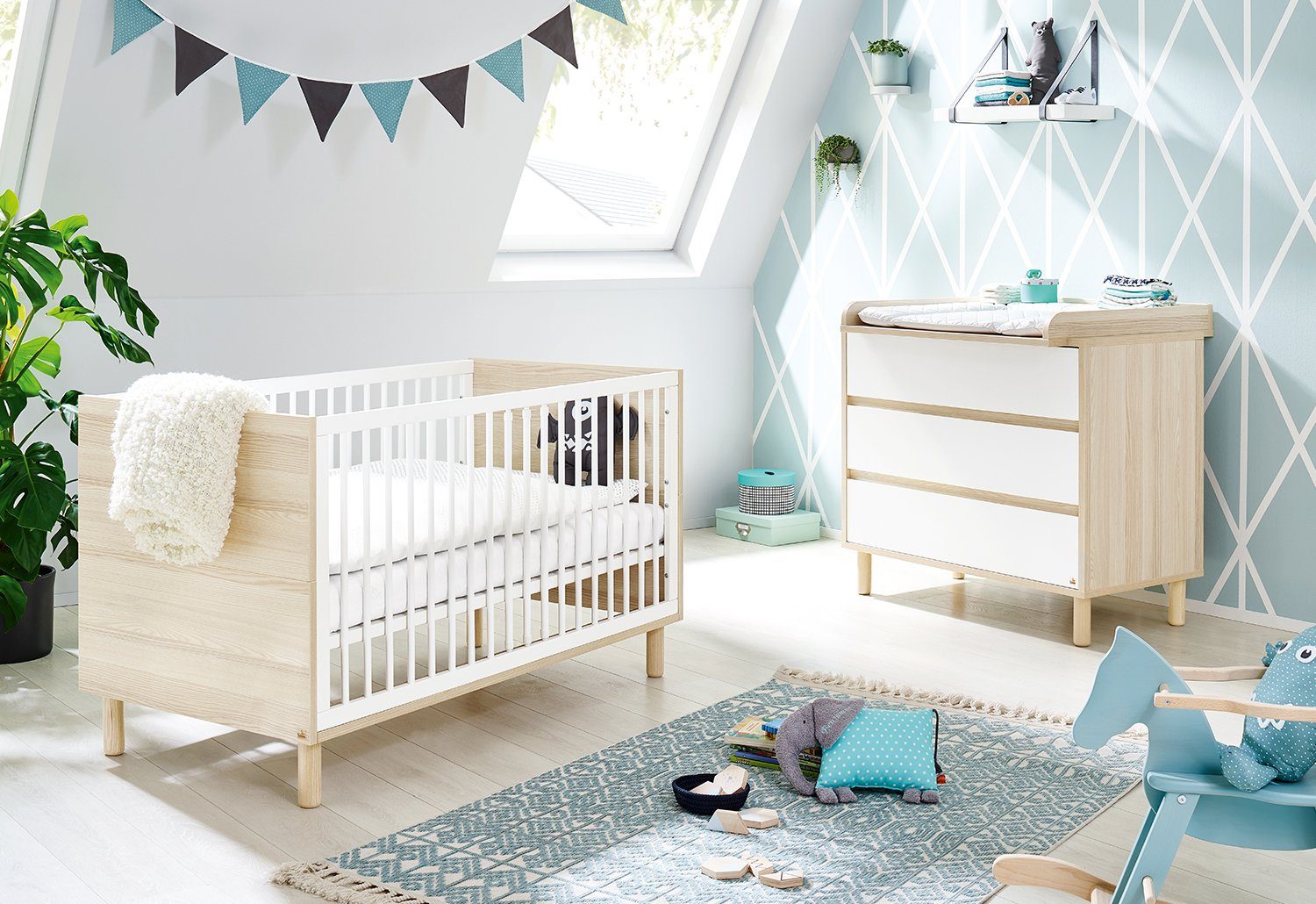 Pinolino® Babymöbel-Set Flow, (Spar-Set, 2-St., Kinderbett, Wickelkommode), mit Kinderbett und Wickelkommode; Made in Europe