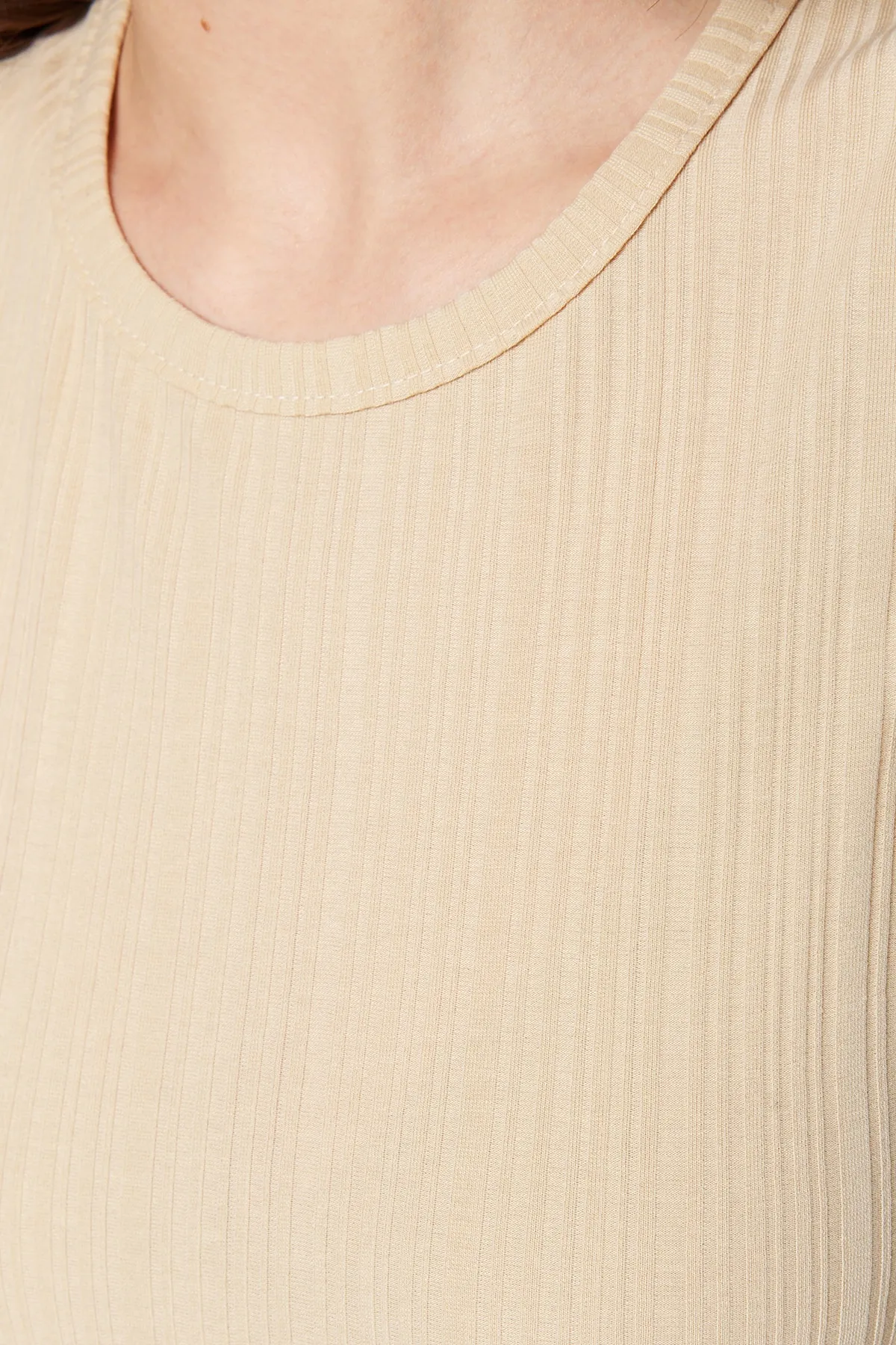 Trendyol Modest  Beiges ärmelloses Strickkleid mit Kordelzug TCTSS23EB00001
