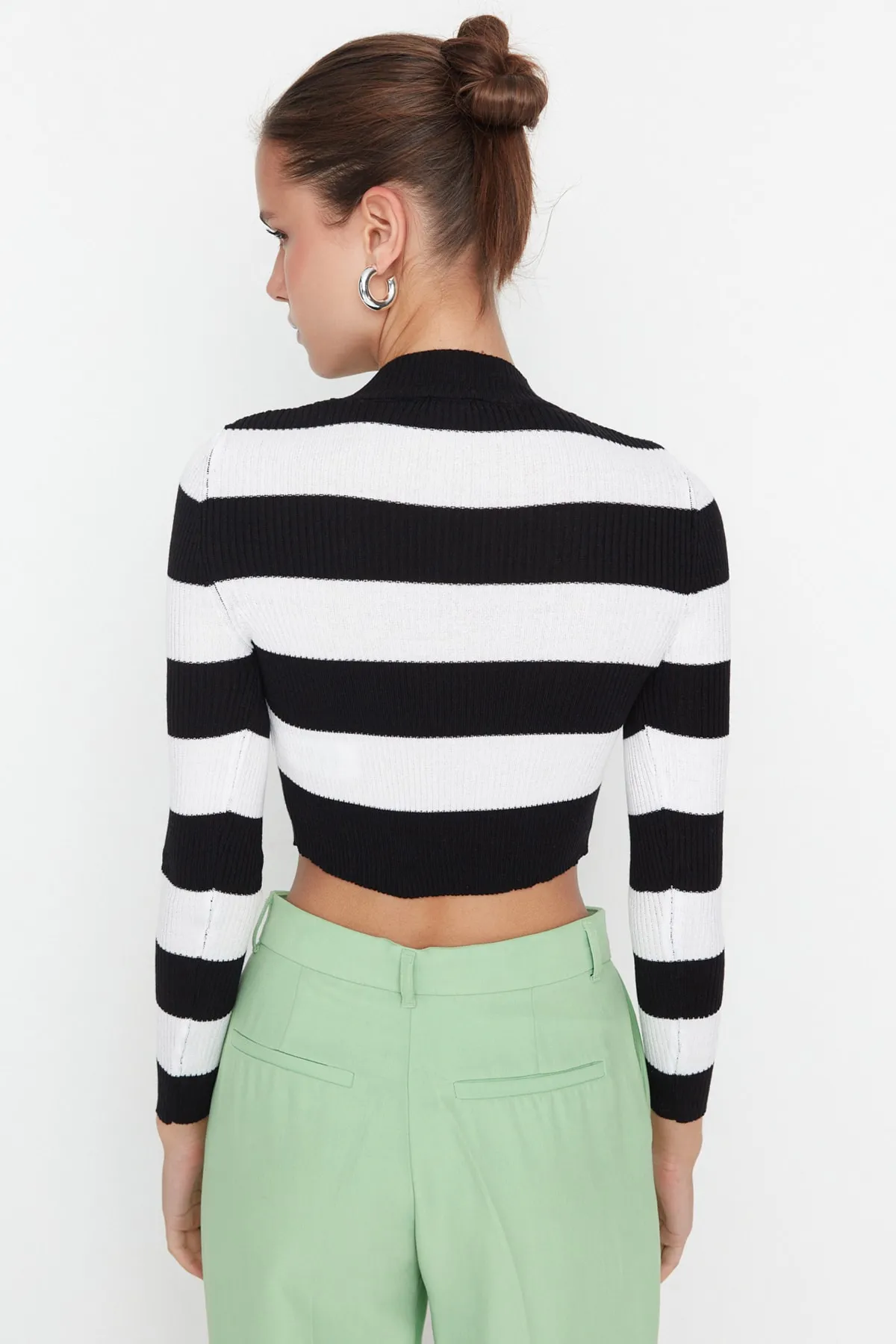 Trendyol Collection  Schwarzer kurzer gestreifter Strickpullover aus Baumwolle TWOAW20KZ0255