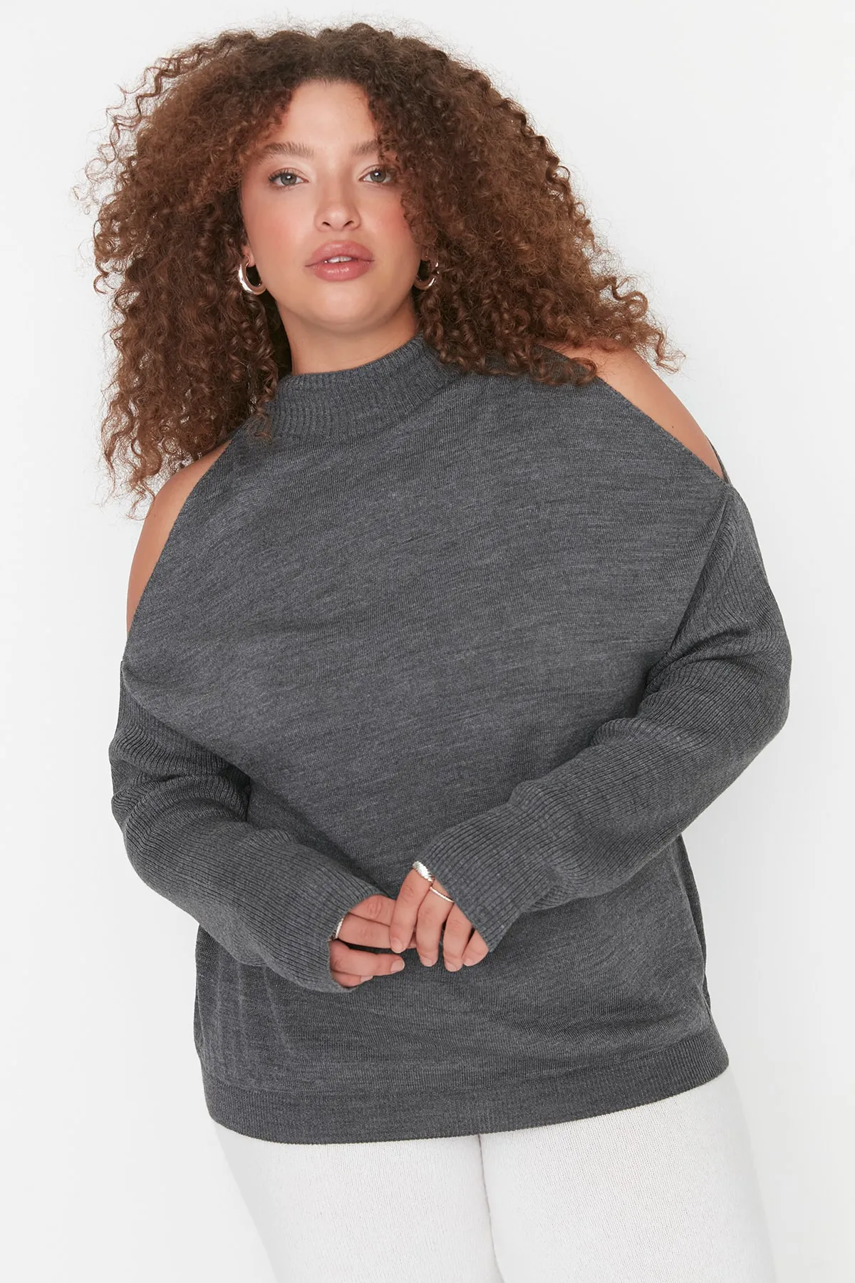 Trendyol Curve  Anthrazitfarbener, detaillierter Strickpullover mit Cut-Outs