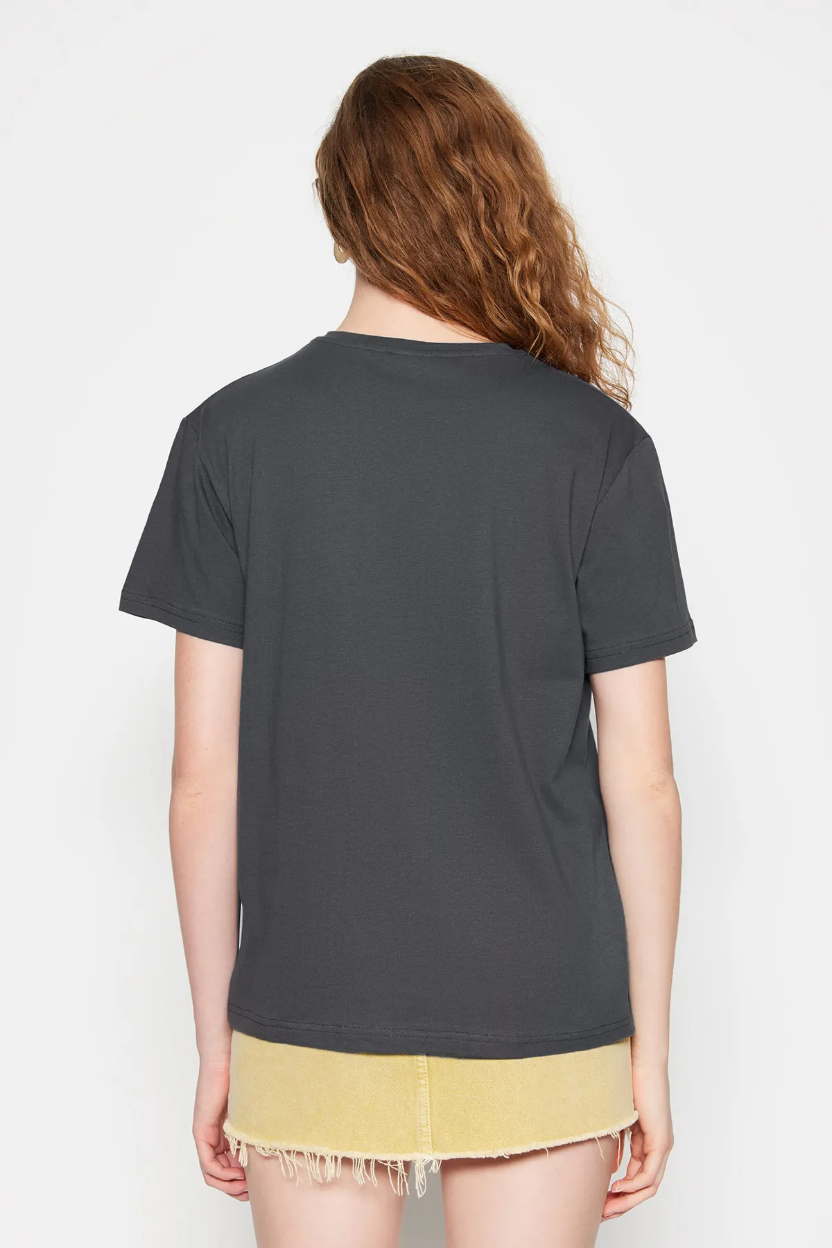 Trendyol Collection  Anthrazitfarbenes Boyfriend-Strick-T-Shirt aus 100 % Baumwolle mit Rundhalsausschnitt TWOSS20TS0134